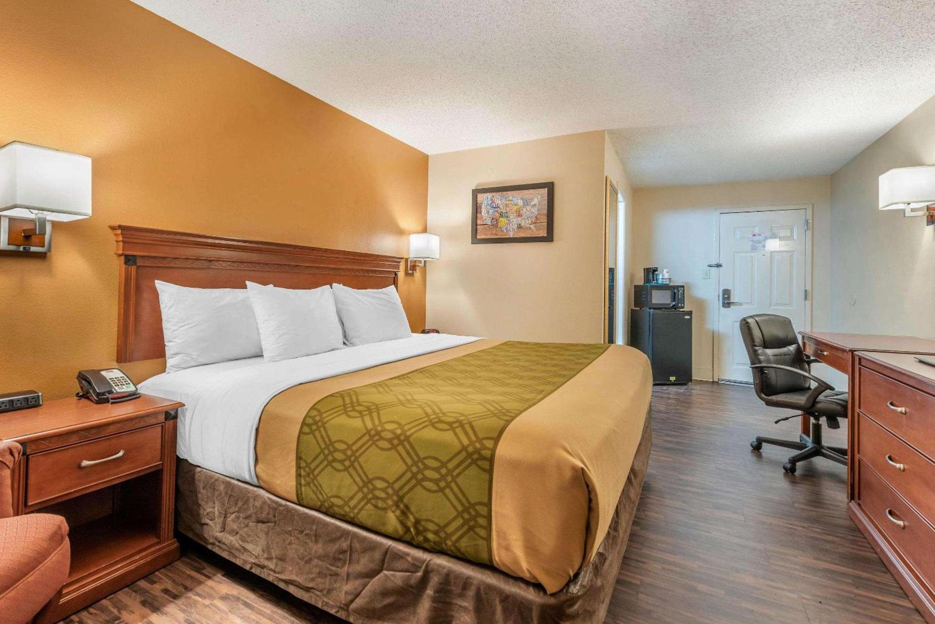 Econo Lodge Louisville Downtown photo 14