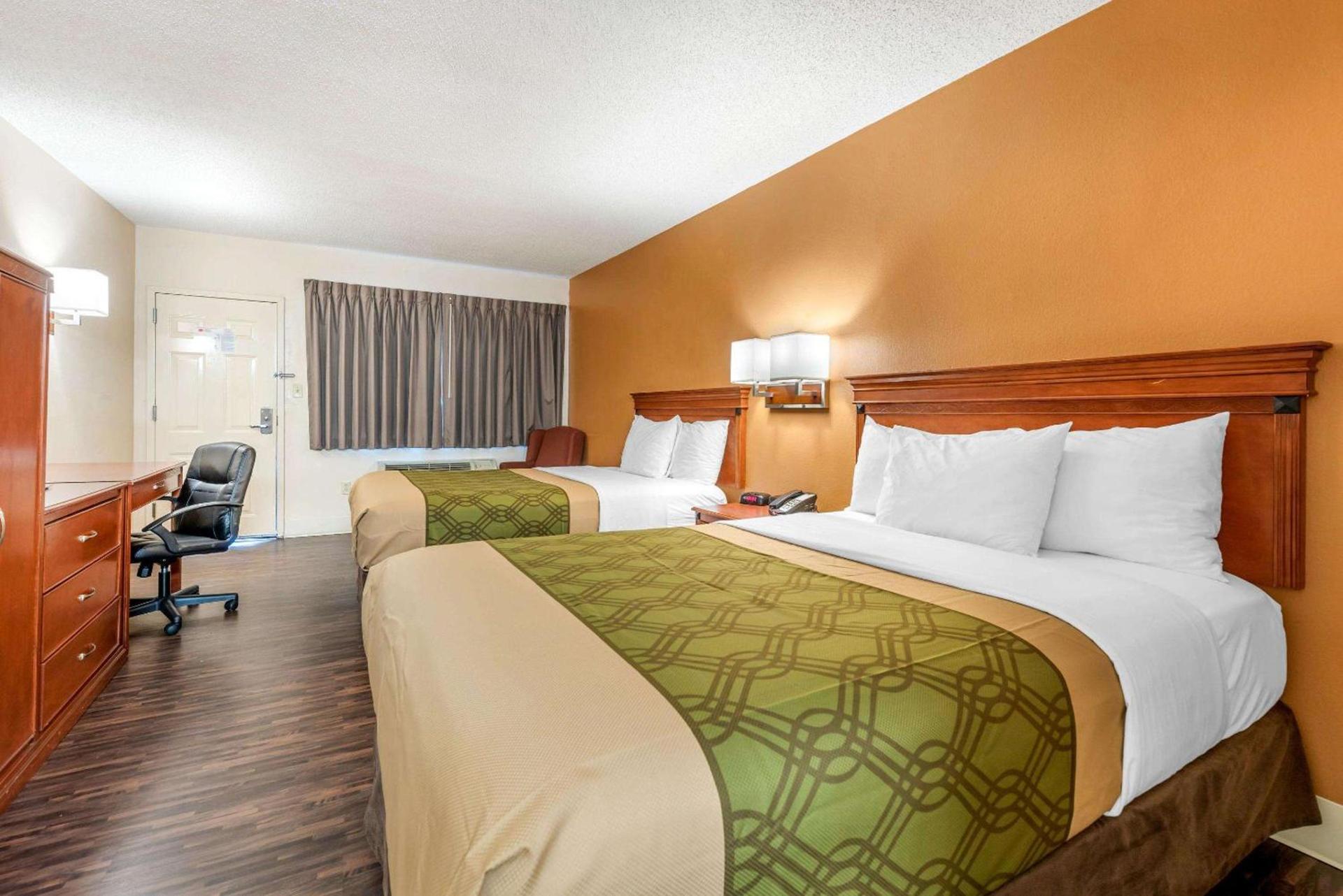 Econo Lodge Louisville Downtown photo 12