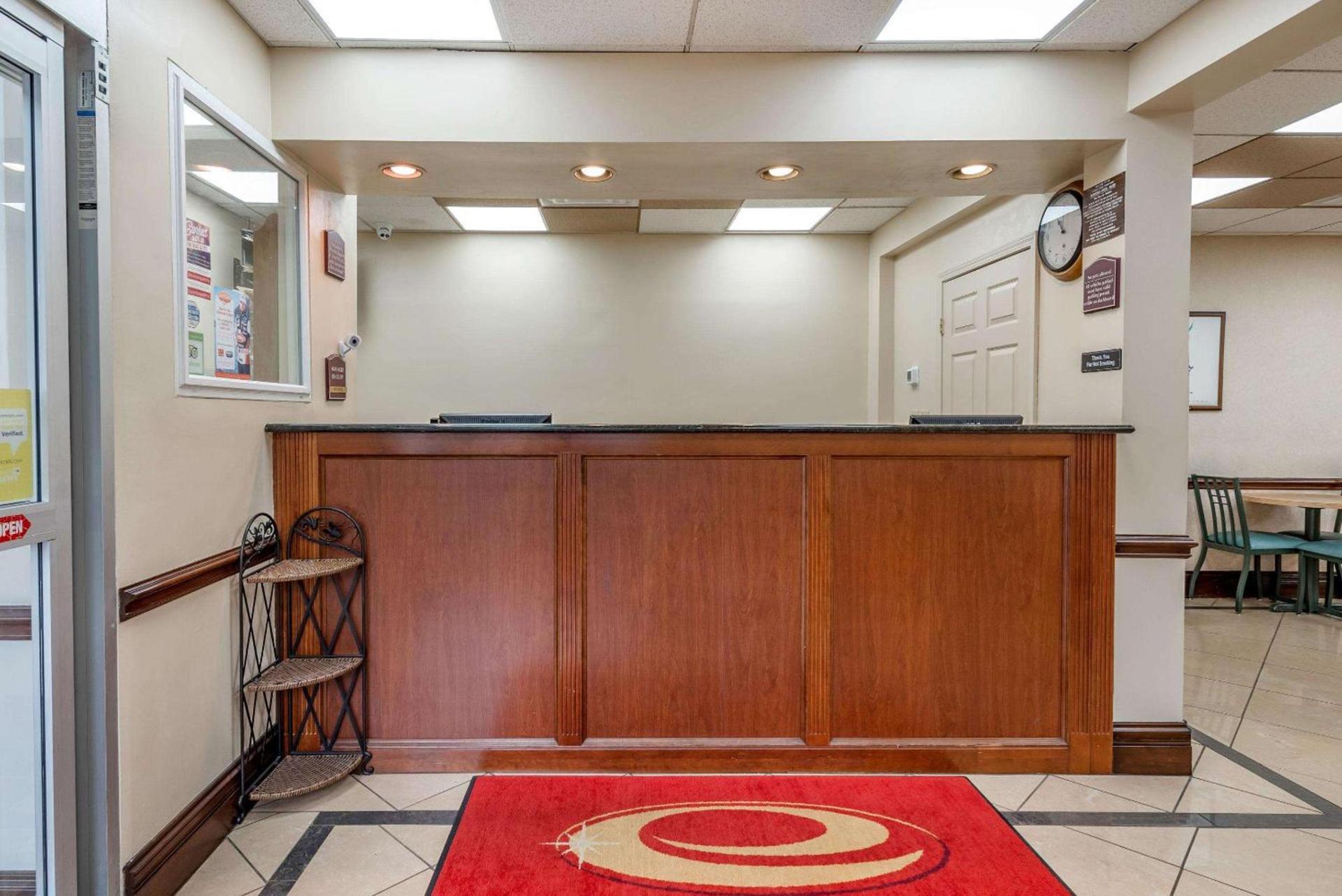 Econo Lodge Louisville Downtown photo 9