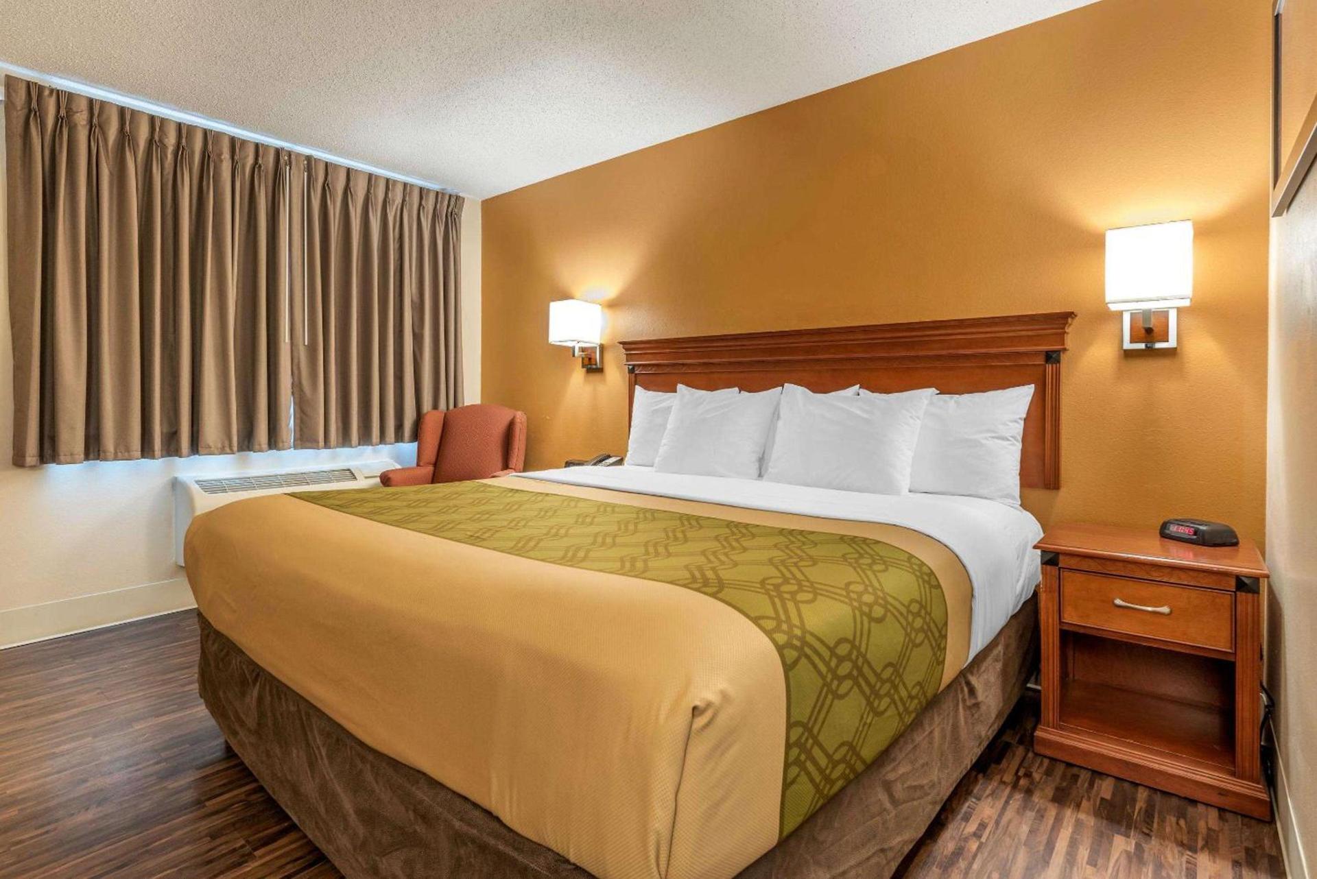 Econo Lodge Louisville Downtown photo 7