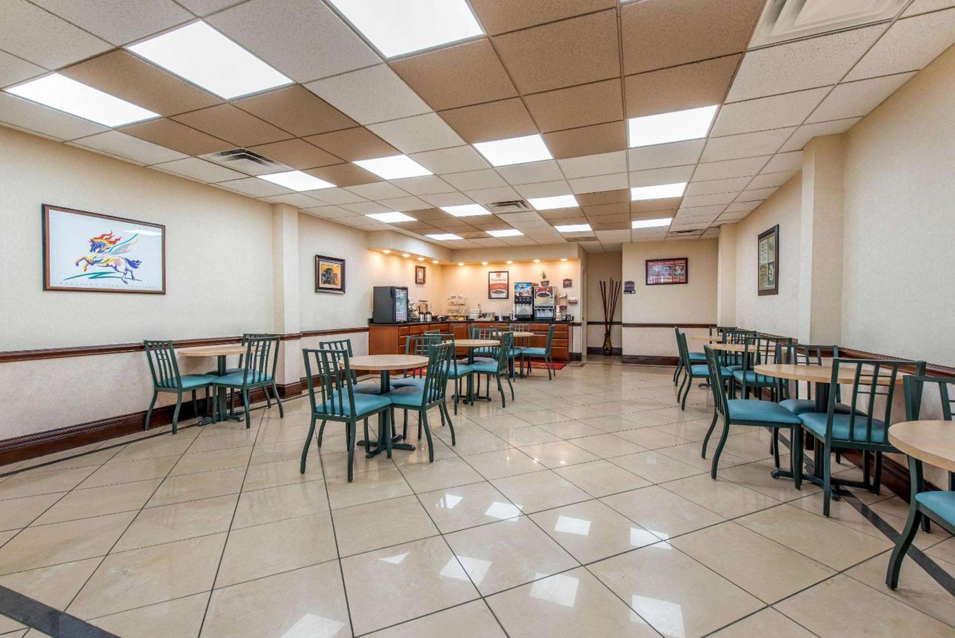 Econo Lodge Louisville Downtown photo 4