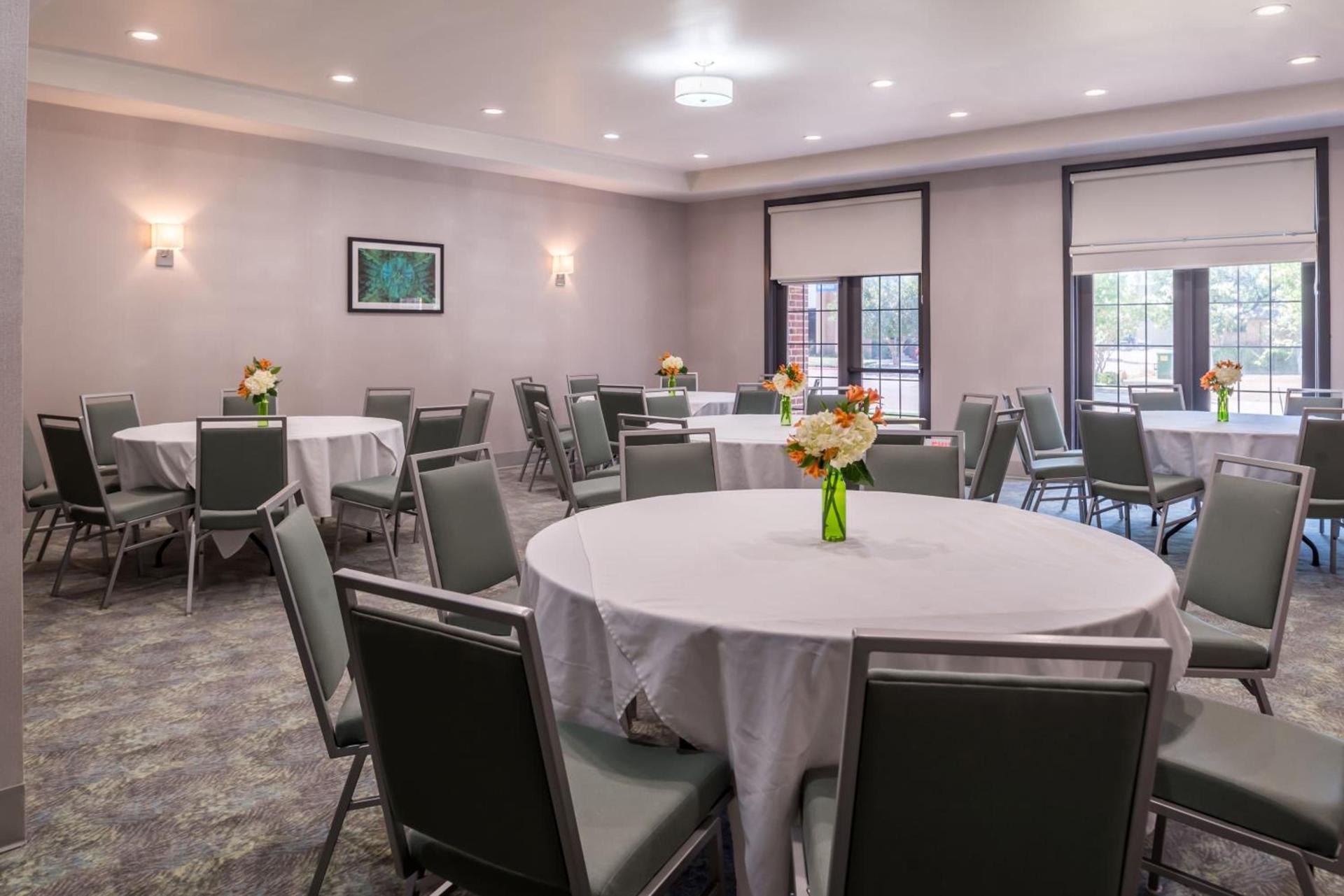 Holiday Inn and Suites Addison by IHG photo 28