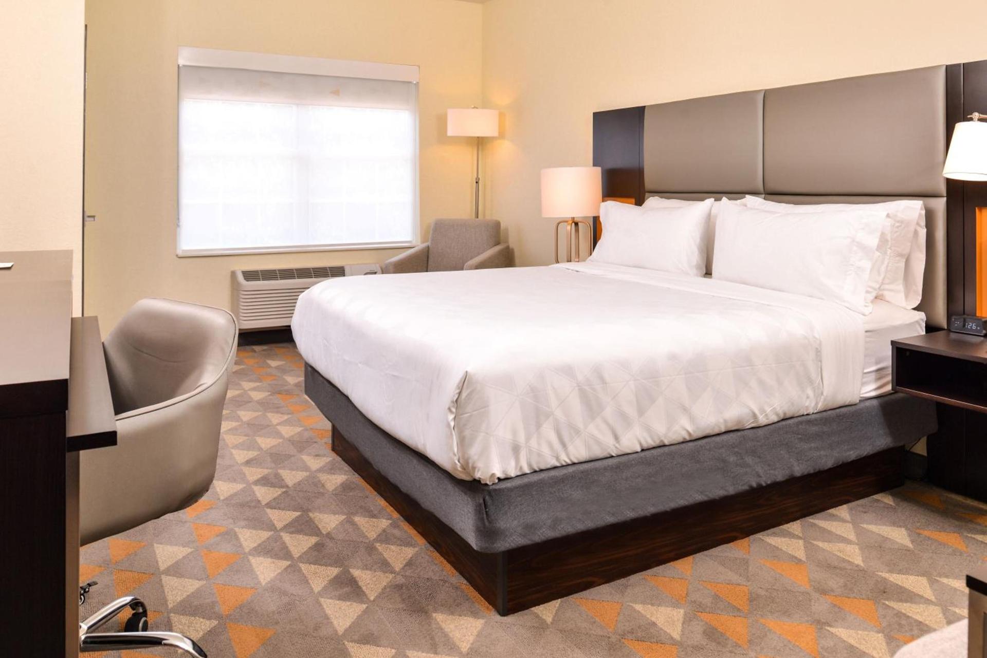 Holiday Inn and Suites Addison by IHG photo 33