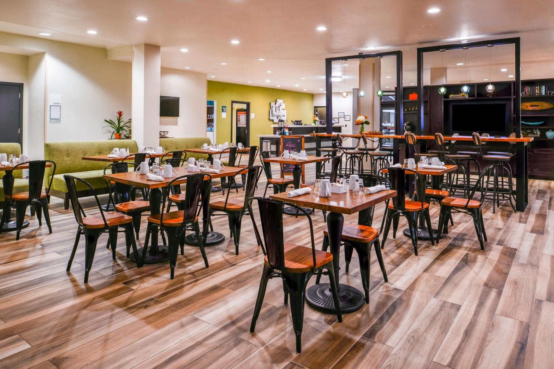 Holiday Inn and Suites Addison by IHG photo 10