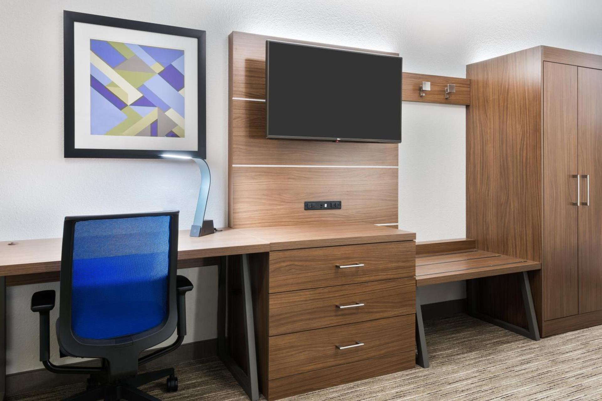 Holiday Inn Express & Suites - Columbus Airport East by IHG photo 44