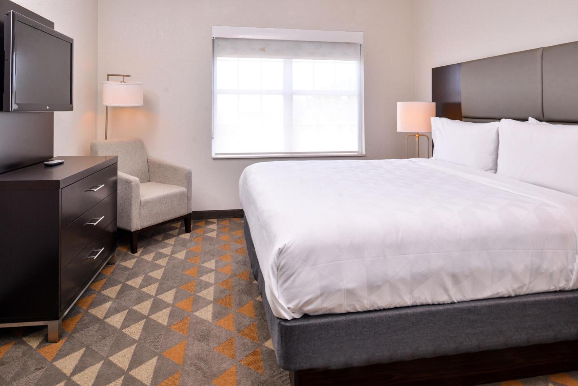 Holiday Inn and Suites Addison by IHG photo 32