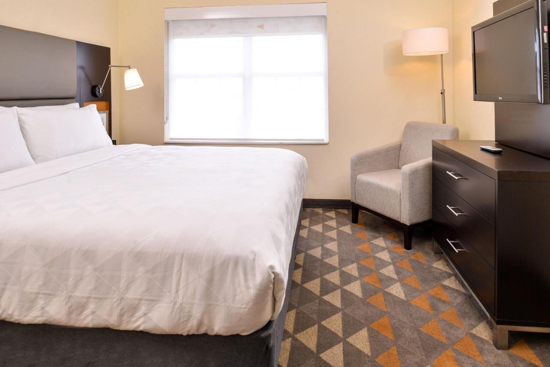 Holiday Inn and Suites Addison by IHG photo 36