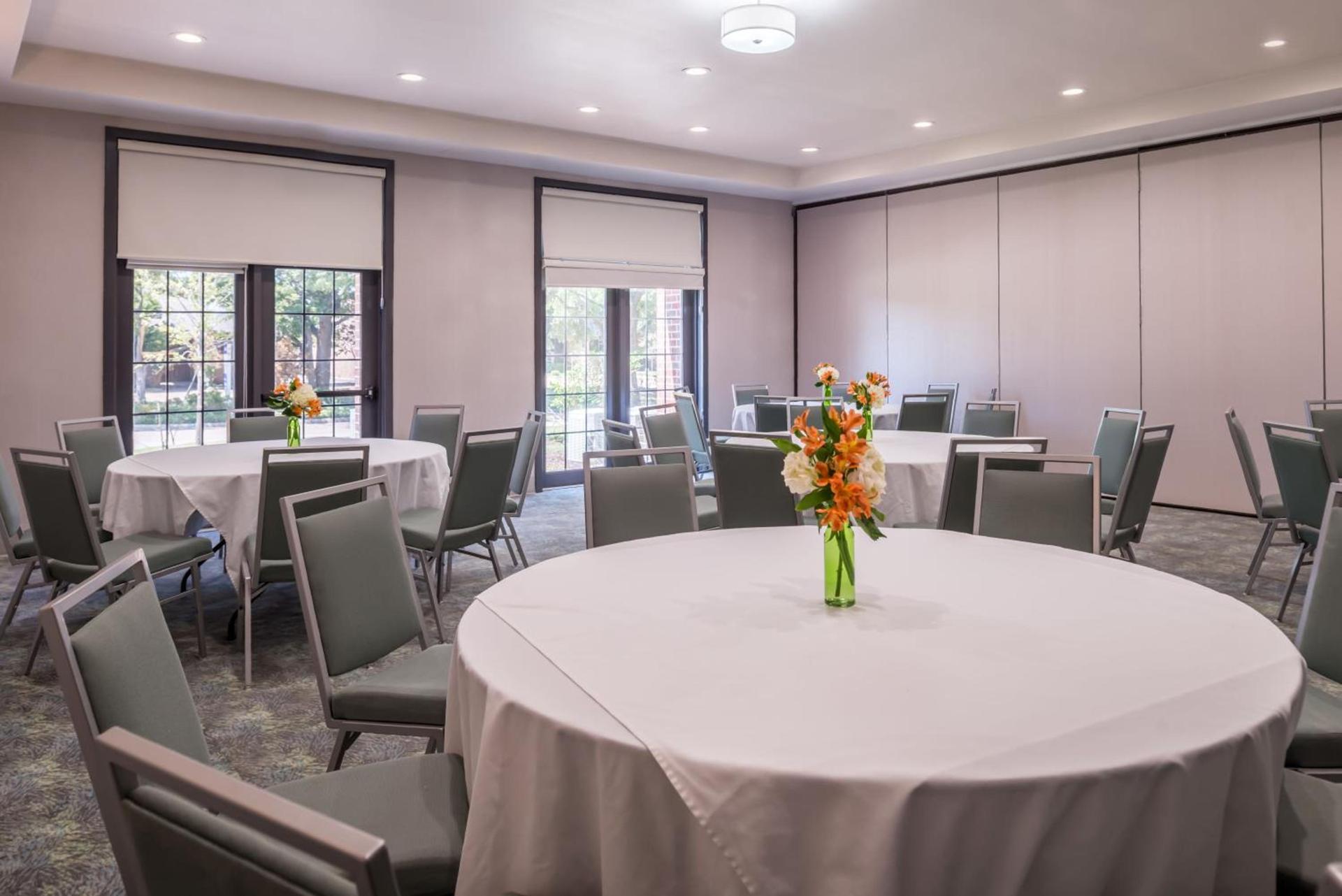 Holiday Inn and Suites Addison by IHG photo 26