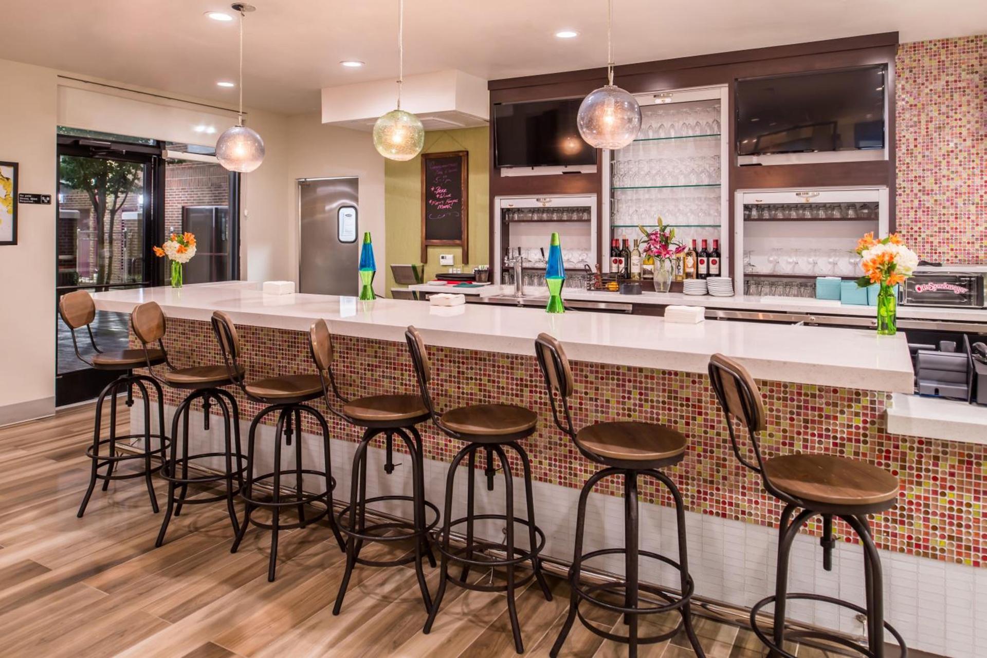 Holiday Inn and Suites Addison by IHG photo 12