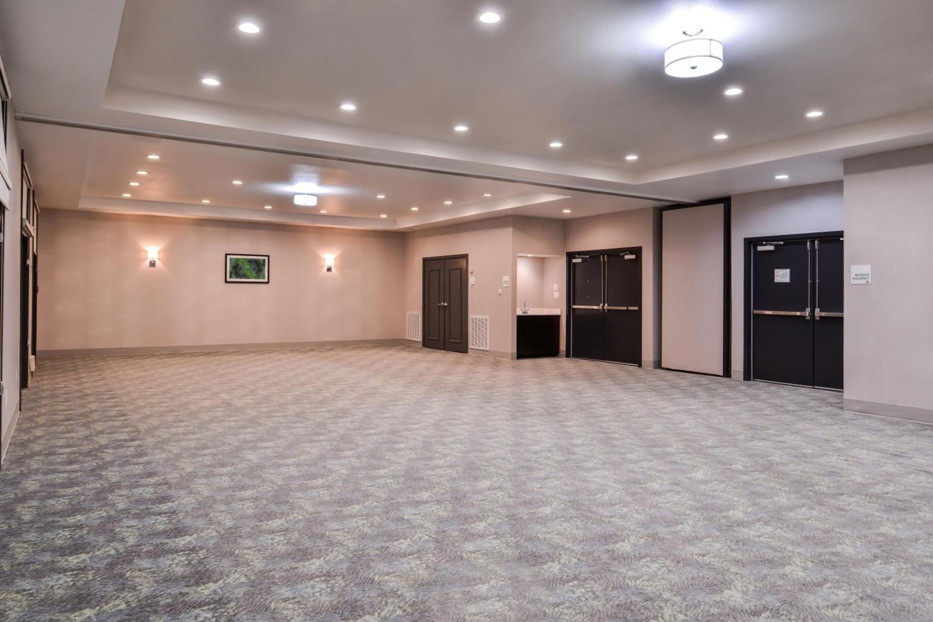 Holiday Inn and Suites Addison by IHG photo 27