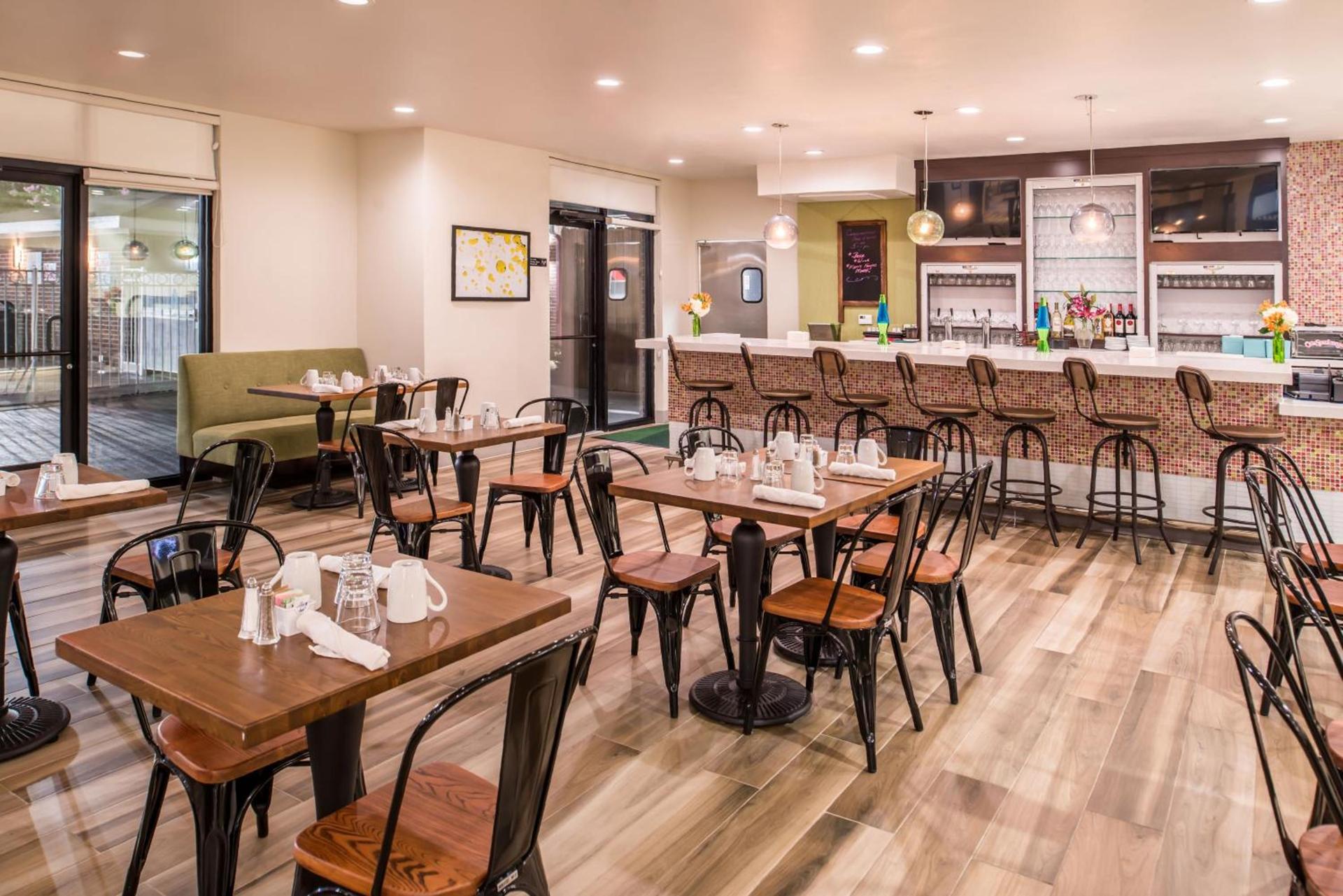 Holiday Inn and Suites Addison by IHG photo 8