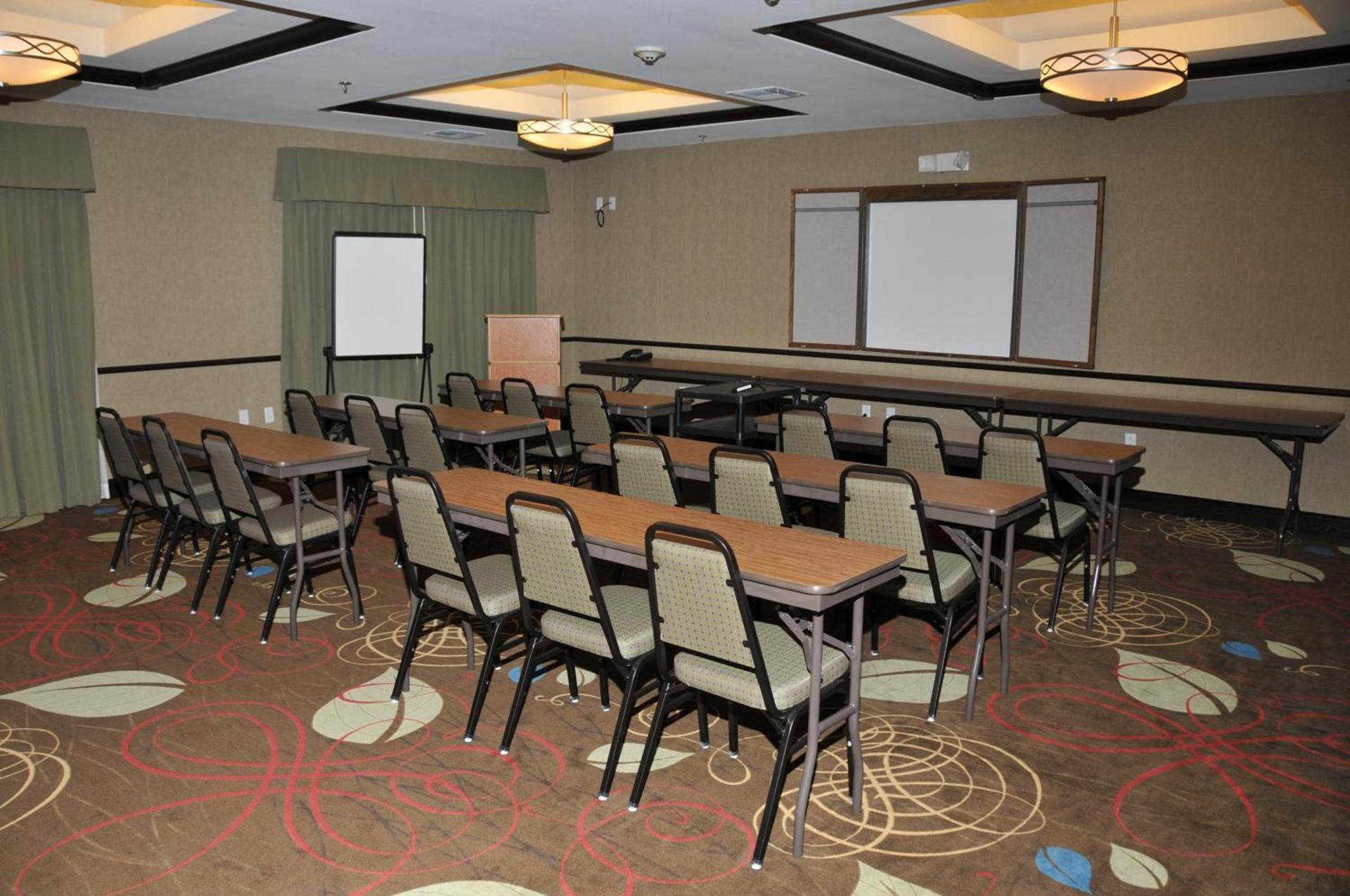 Holiday Inn Express & Suites Clinton by IHG photo 9