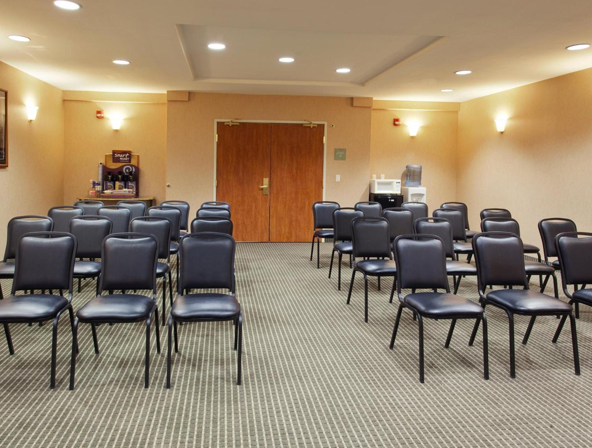 Holiday Inn Express Hotel & Suites Carson City by IHG photo 8