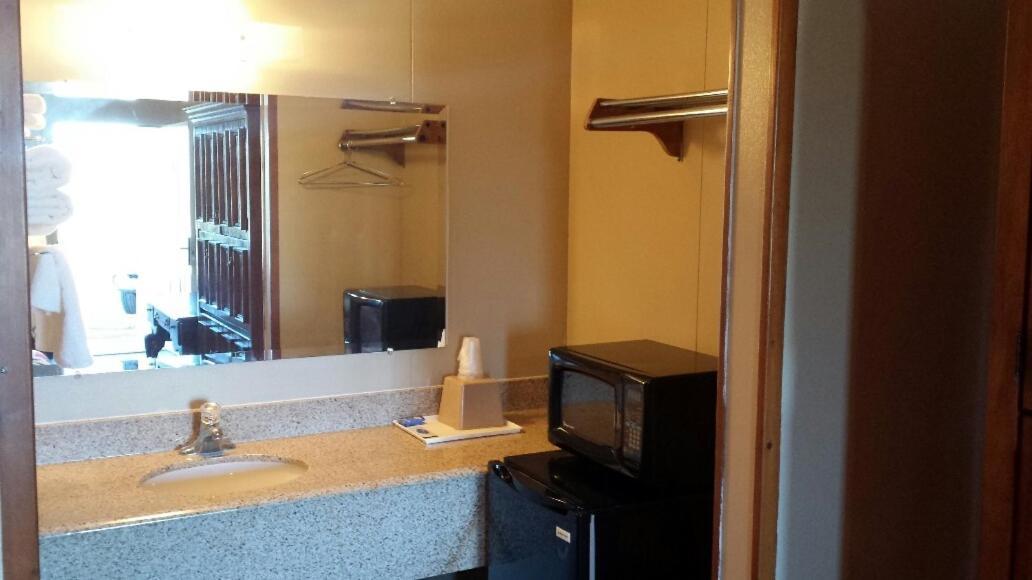 Carefree Inn Flatonia photo 6