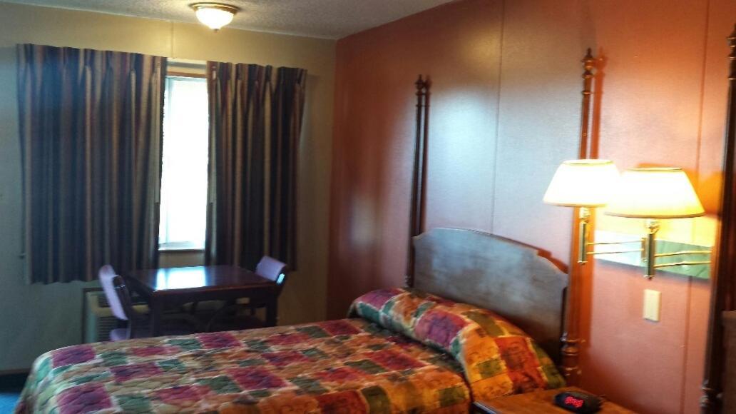 Carefree Inn Flatonia photo 3