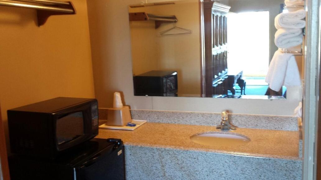 Carefree Inn Flatonia photo 10