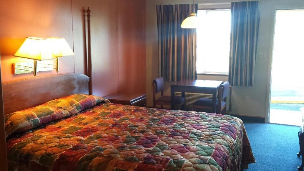 Carefree Inn Flatonia photo 20