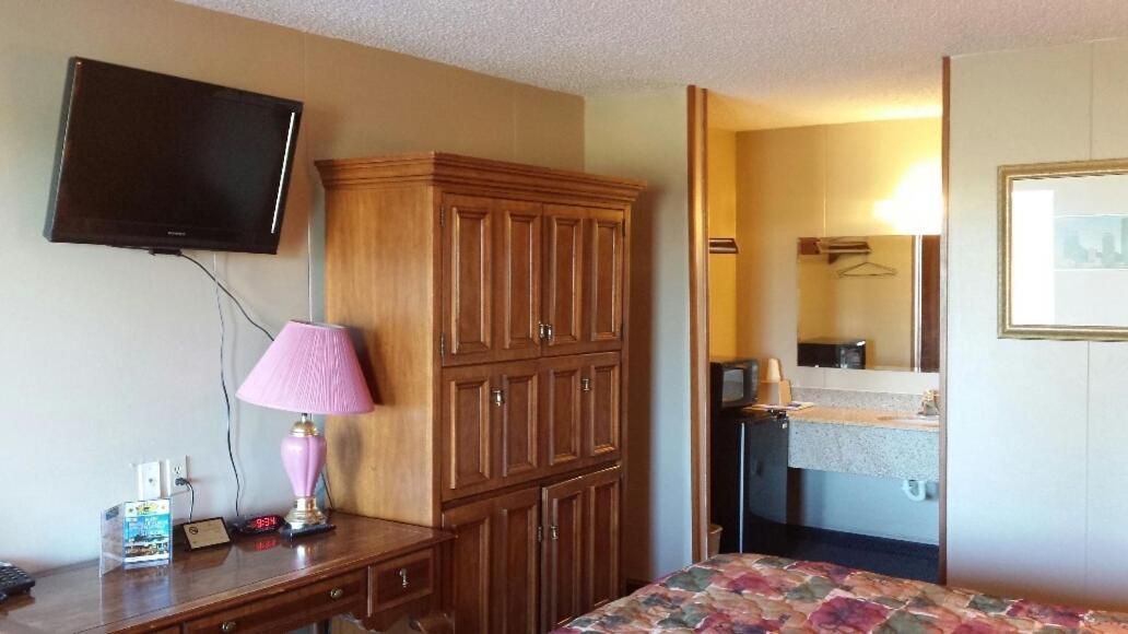 Carefree Inn Flatonia photo 12