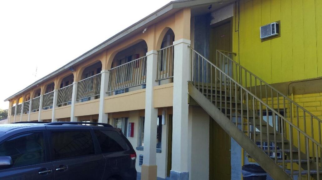 Carefree Inn Flatonia photo 13