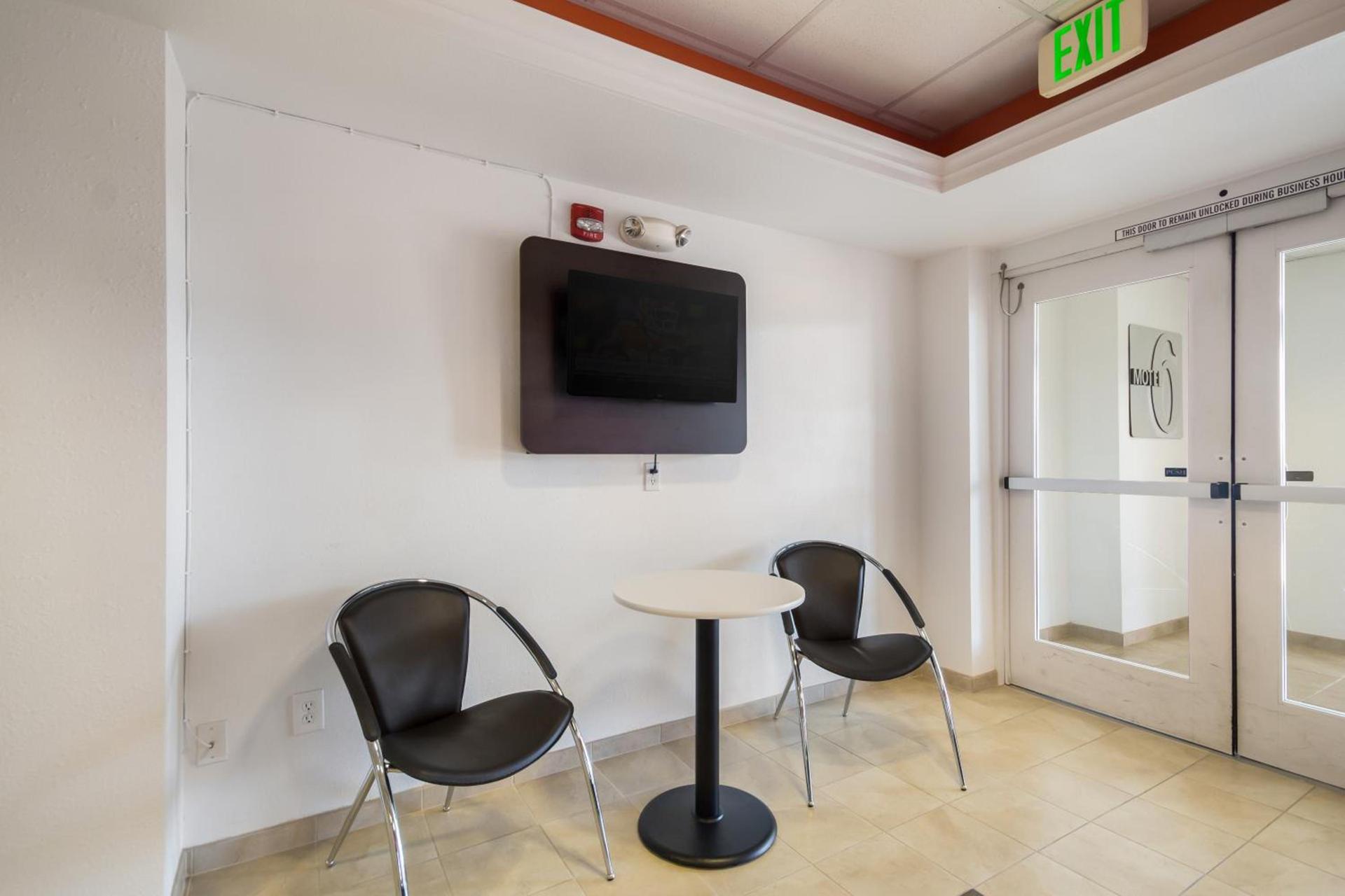 Howard Johnson by Wyndham Lemoore Near Naval Air Station photo 46