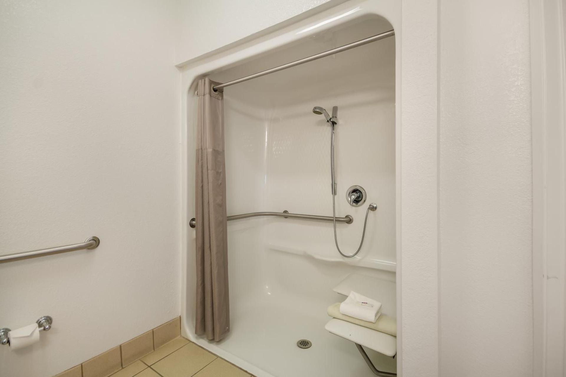 Howard Johnson by Wyndham Lemoore Near Naval Air Station photo 33