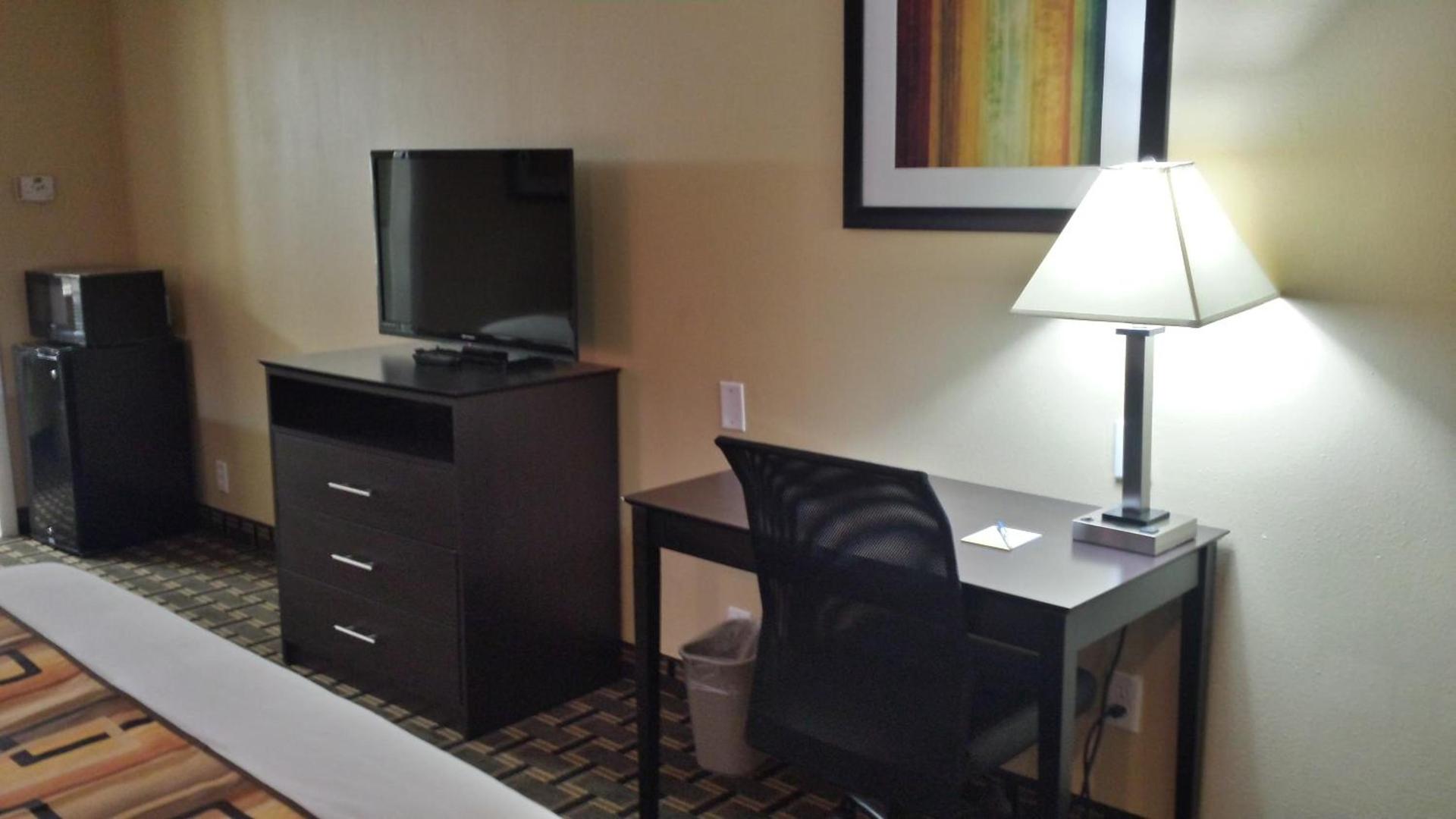Days Inn by Wyndham Henryetta photo 19