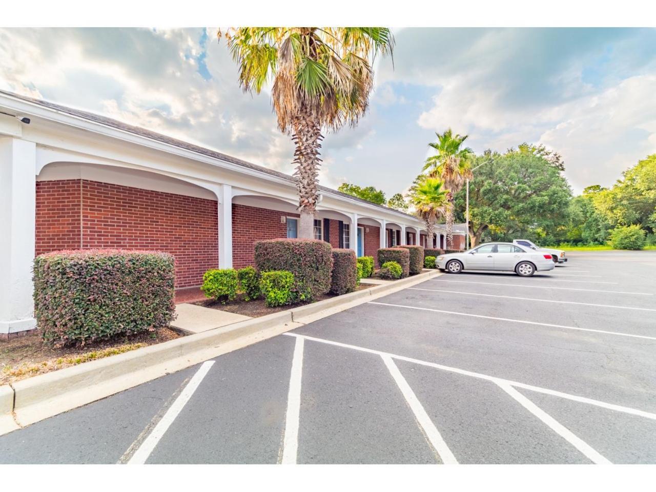 Winton Inn & Suites photo 8