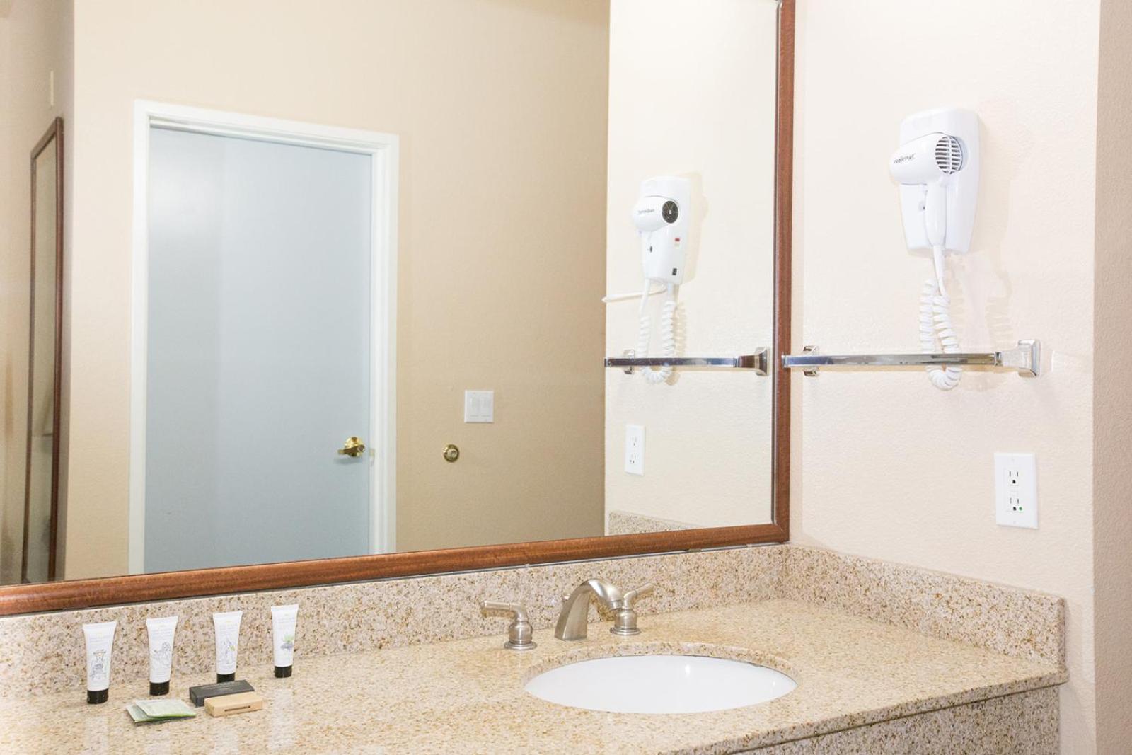 Red Lion Inn & Suites McMinnville photo 18
