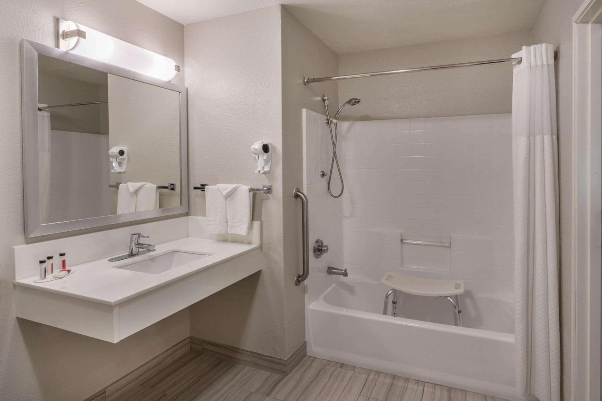 Baymont by Wyndham Albuquerque Airport photo 53