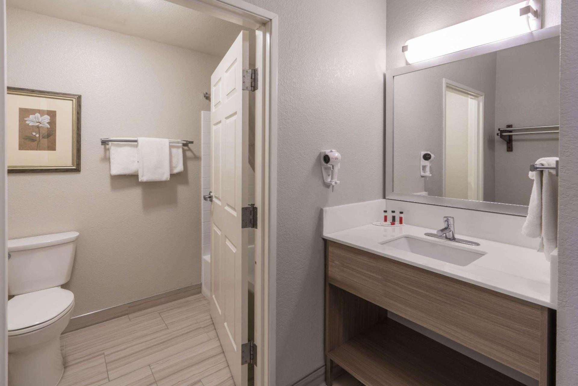 Baymont by Wyndham Albuquerque Airport photo 51