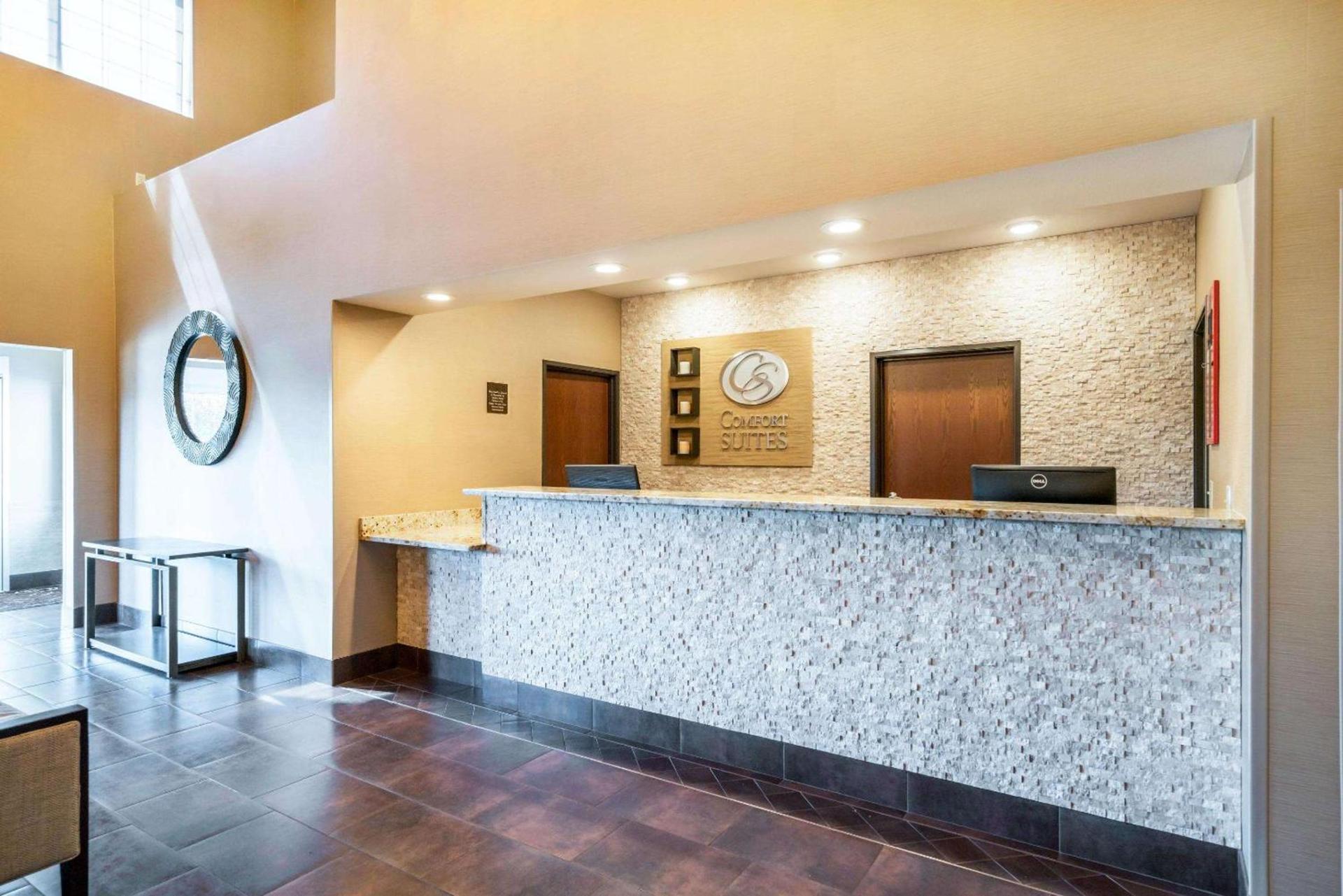 Comfort Suites Yakima photo 2