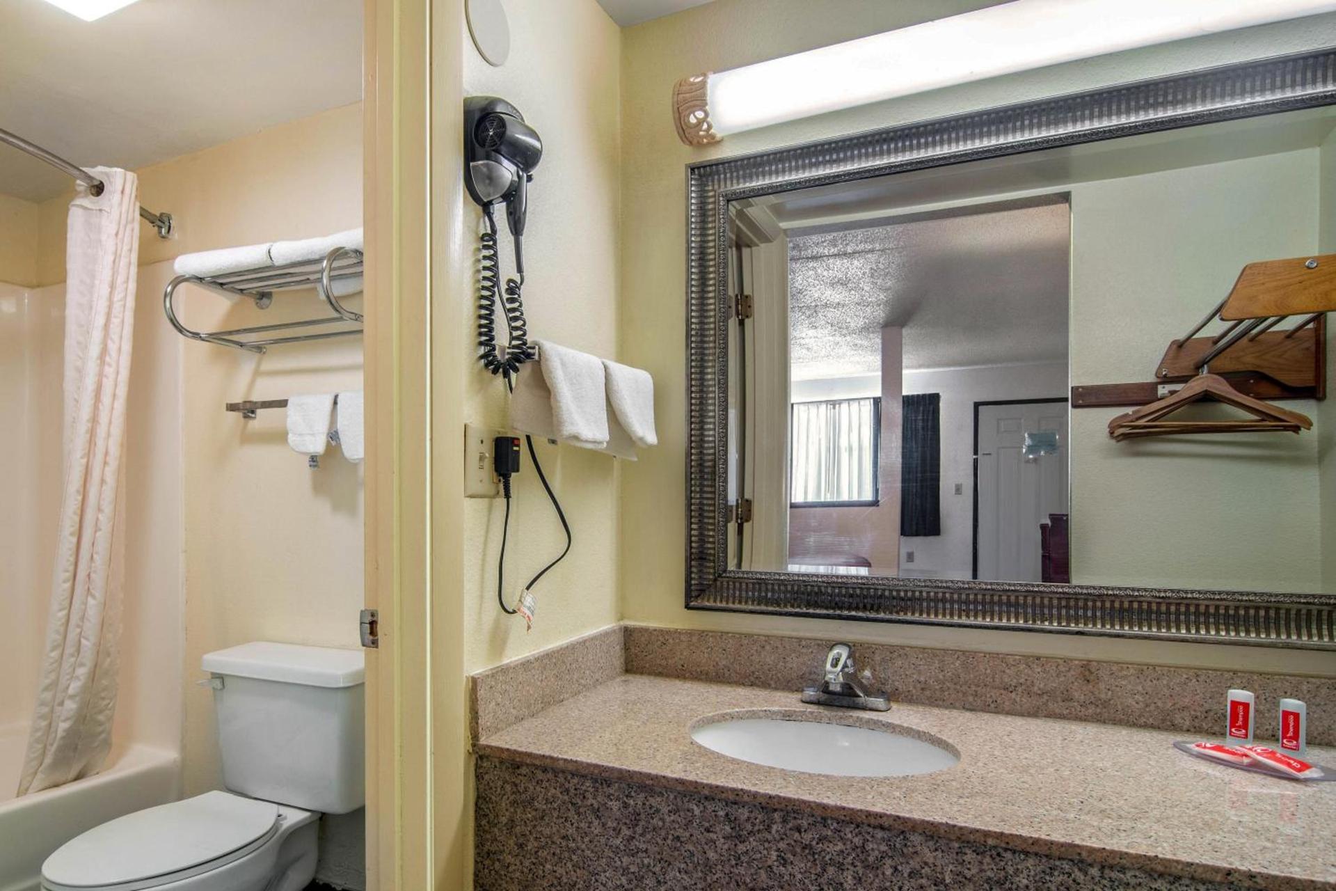 Econo Lodge Inn & Suites photo 5