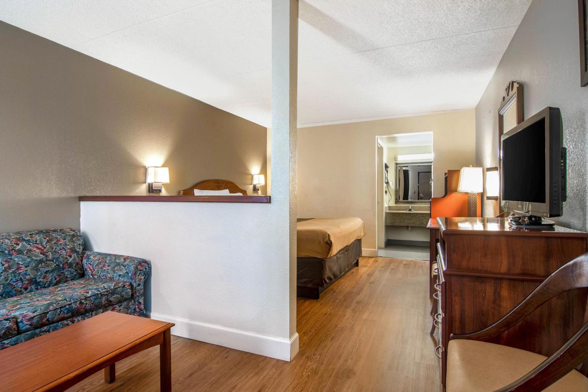 Econo Lodge Inn & Suites photo 6