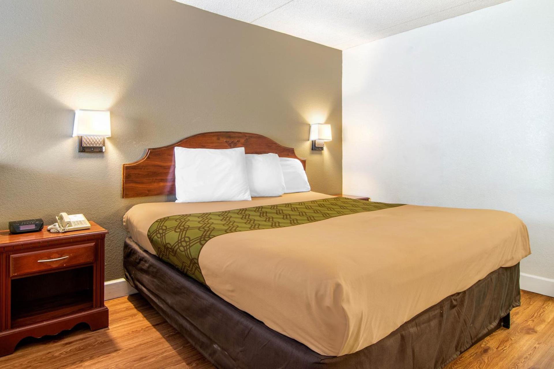 Econo Lodge Inn & Suites photo 7