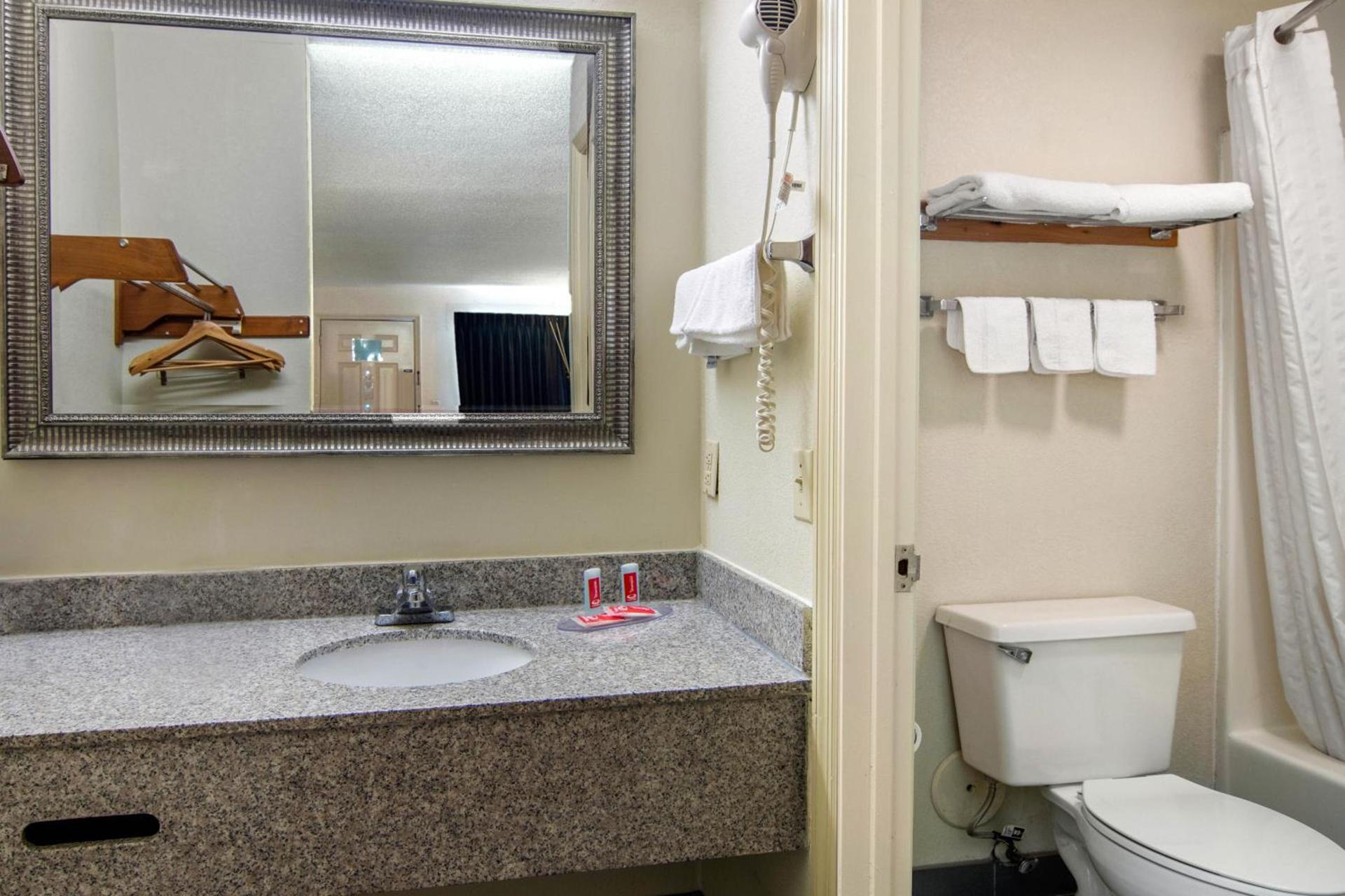 Econo Lodge Inn & Suites photo 8