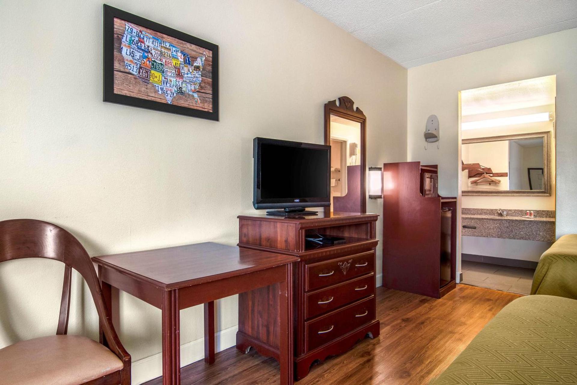 Econo Lodge Inn & Suites photo 18
