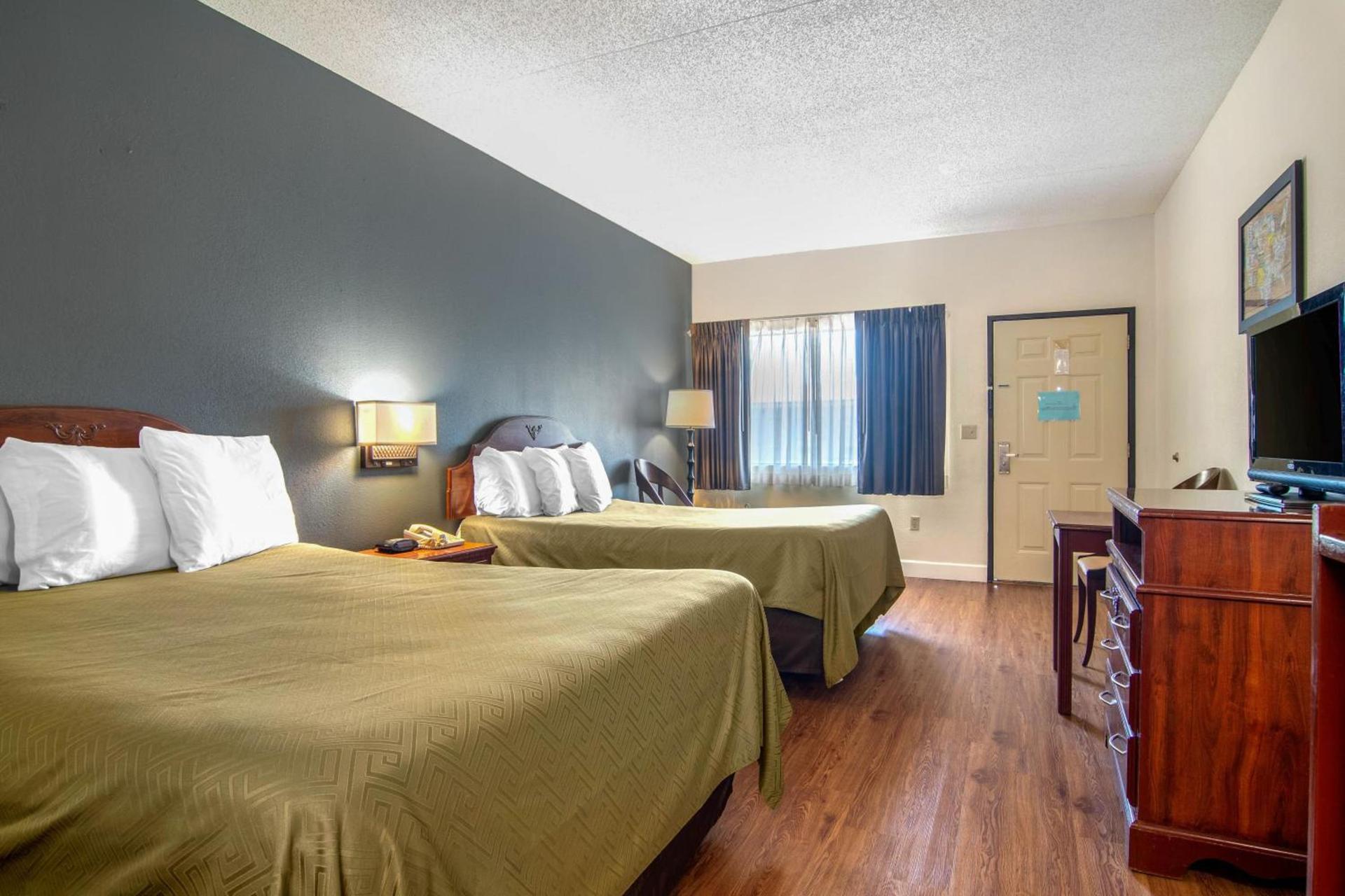 Econo Lodge Inn & Suites photo 9
