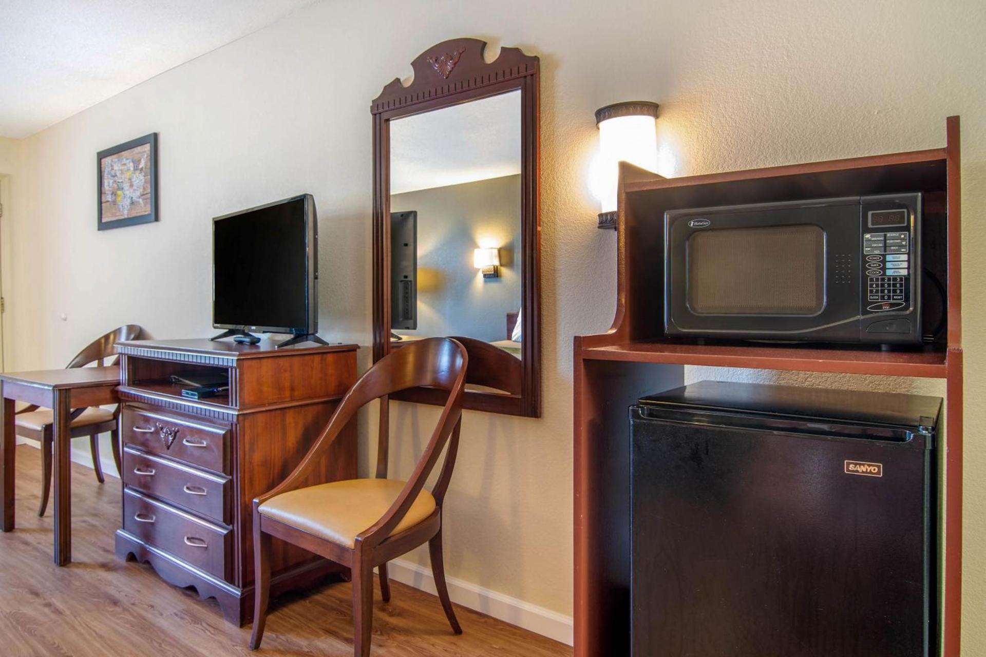 Econo Lodge Inn & Suites photo 10