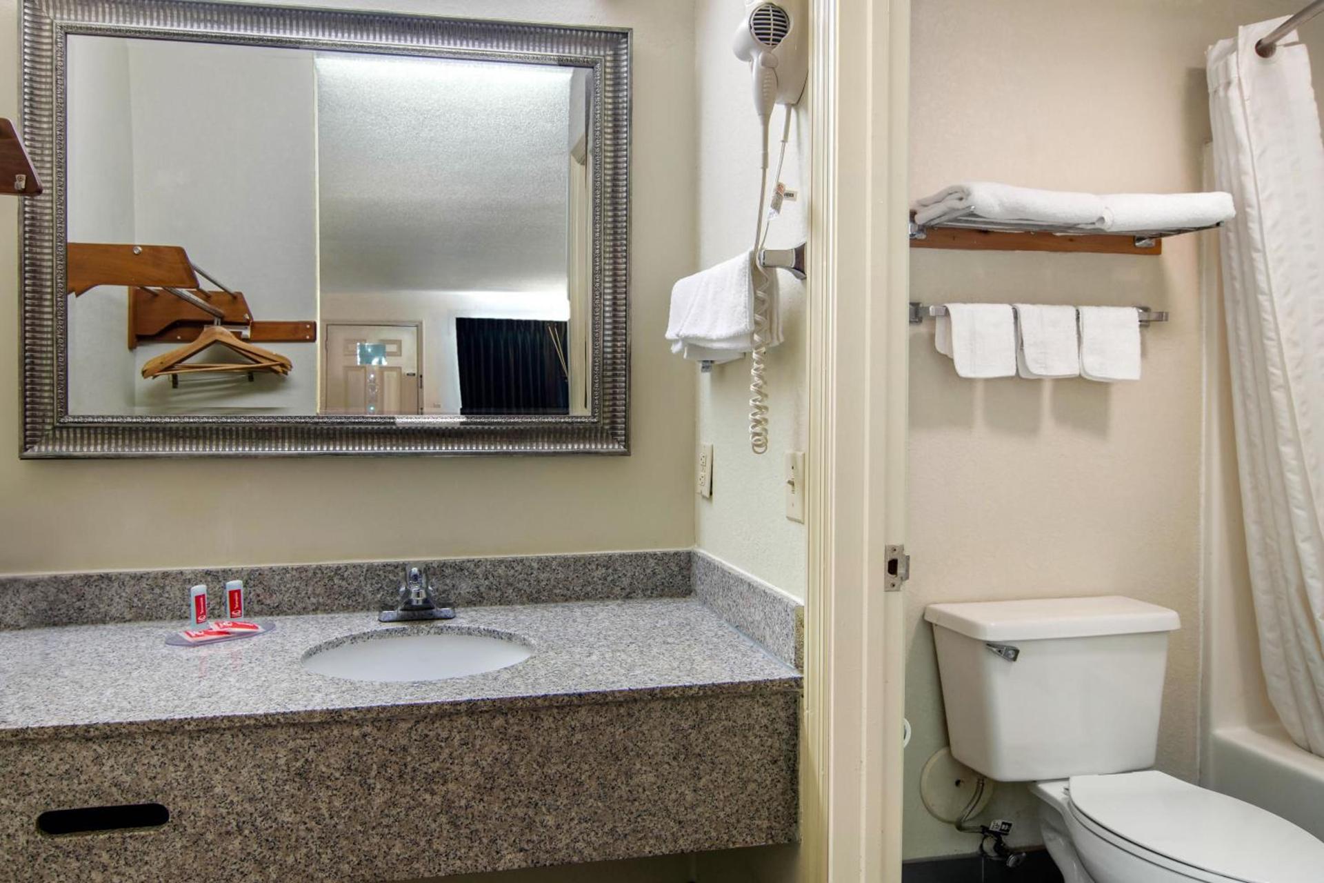 Econo Lodge Inn & Suites photo 11