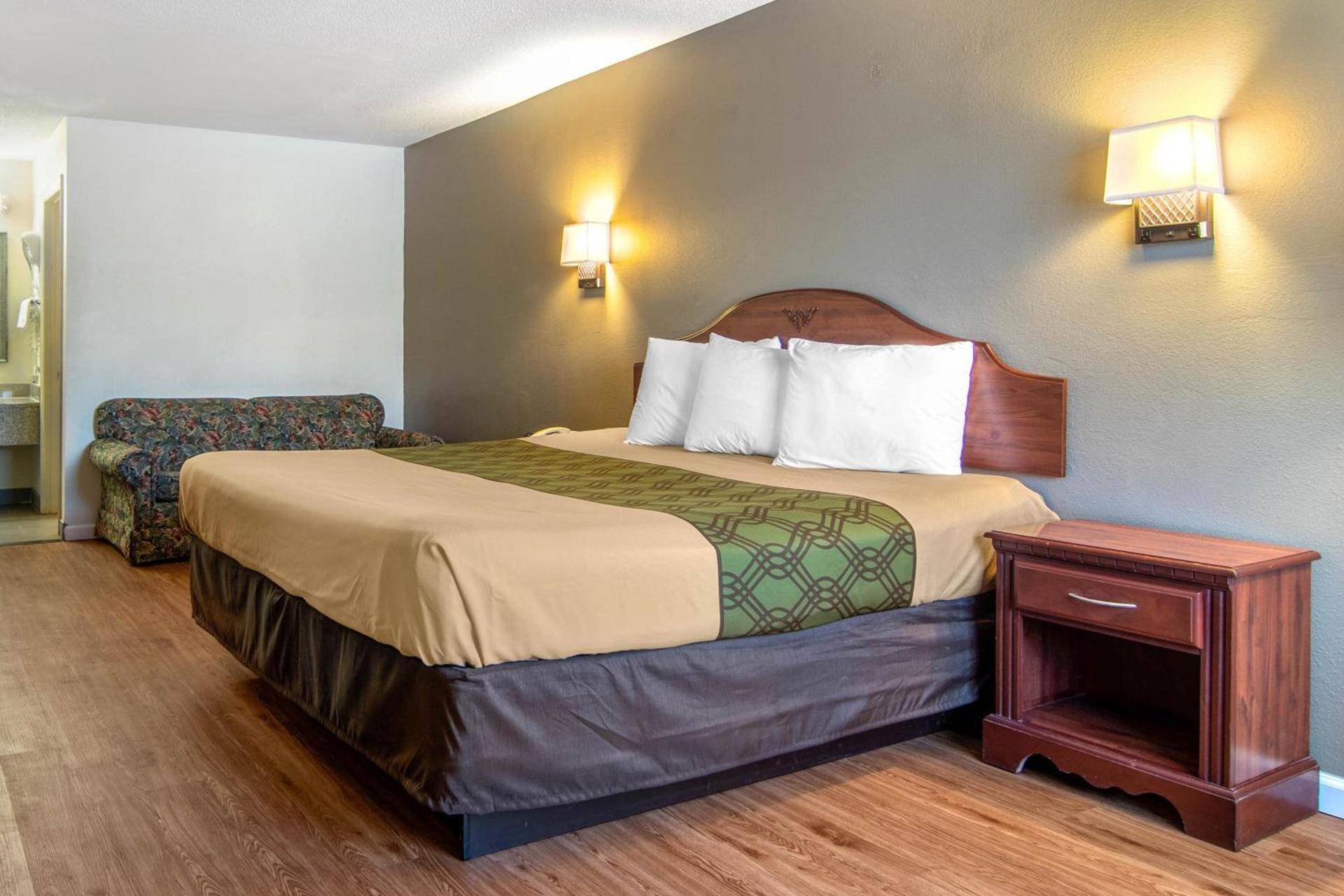 Econo Lodge Inn & Suites photo 12