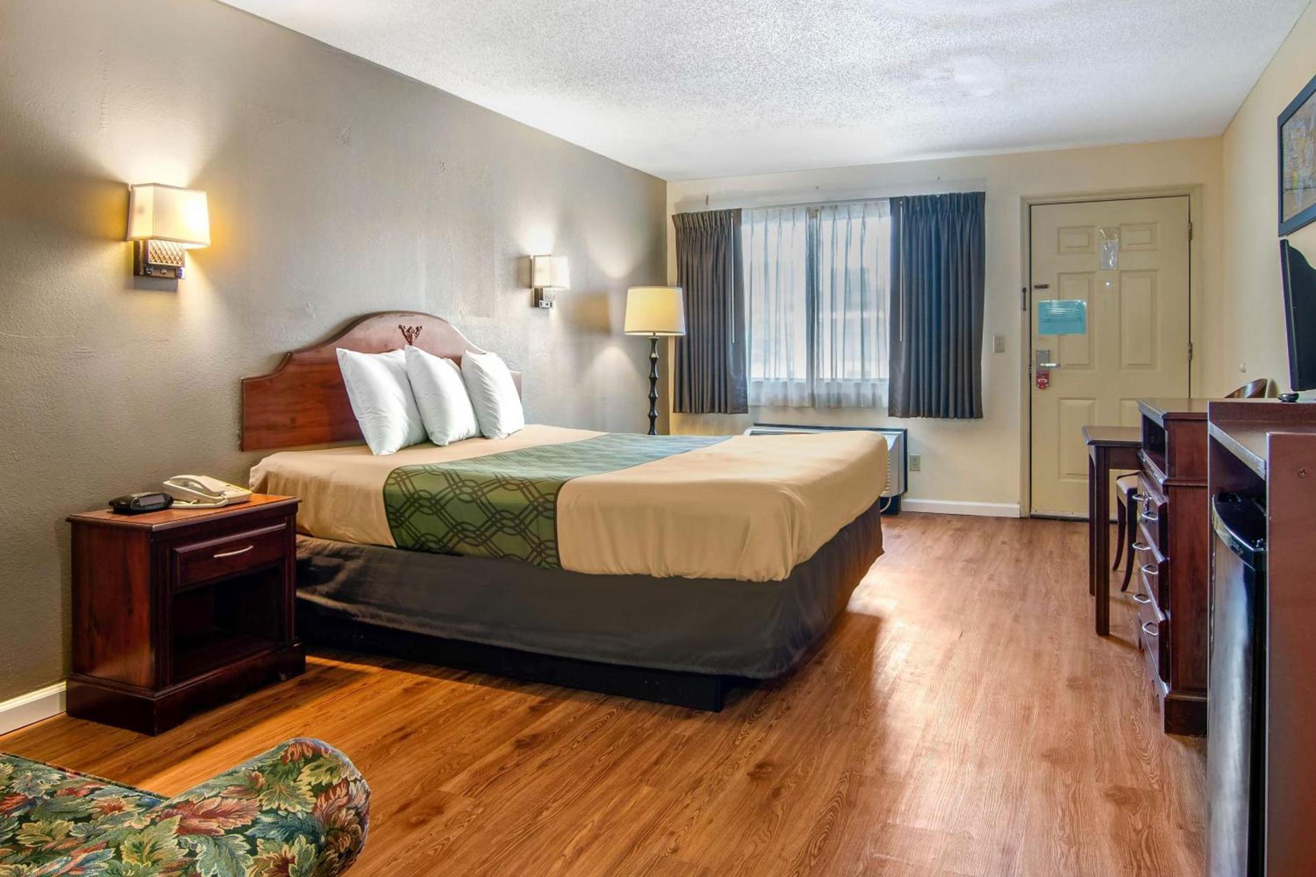 Econo Lodge Inn & Suites photo 13