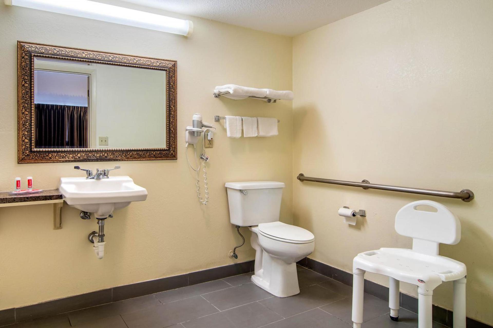 Econo Lodge Inn & Suites photo 14