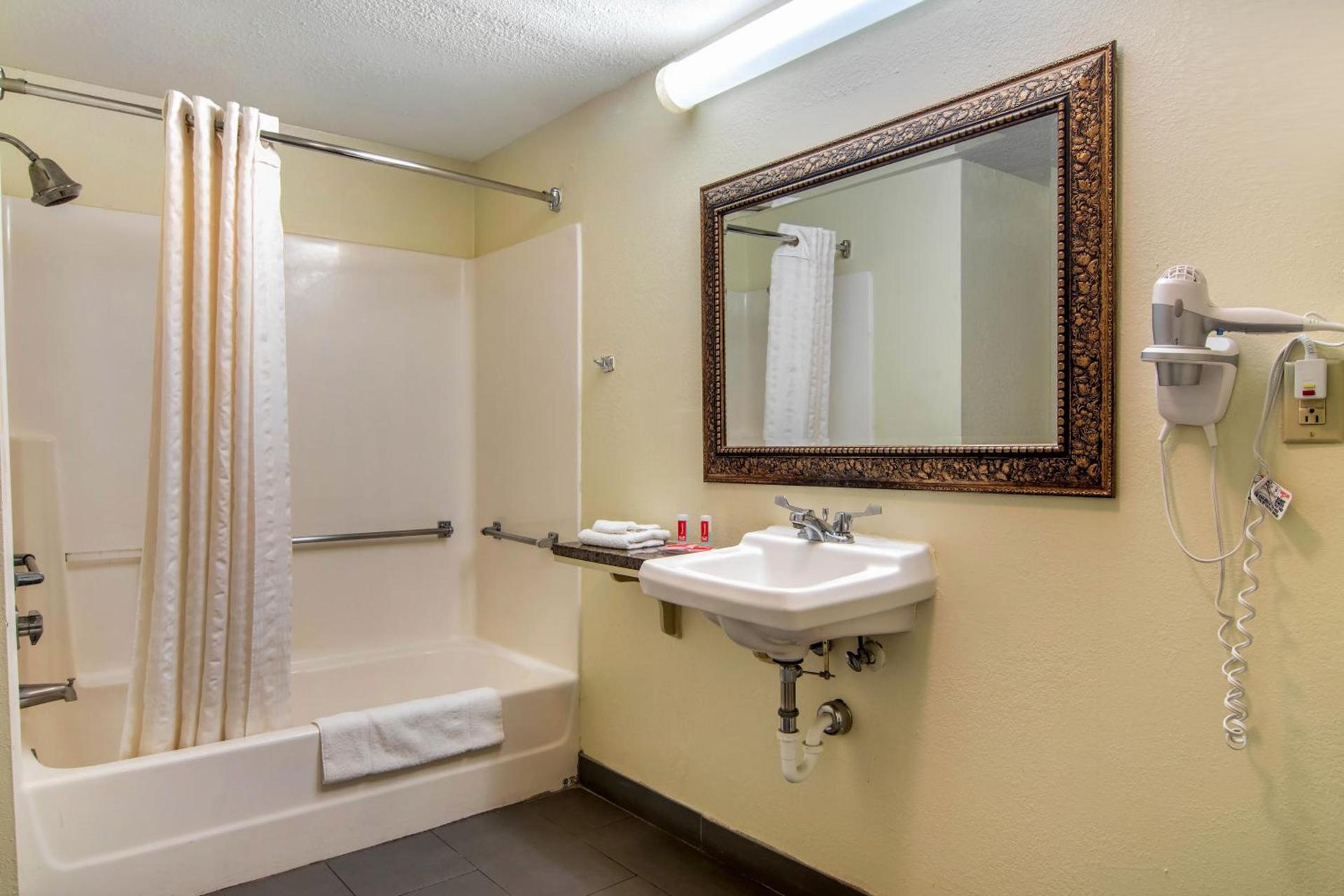 Econo Lodge Inn & Suites photo 15