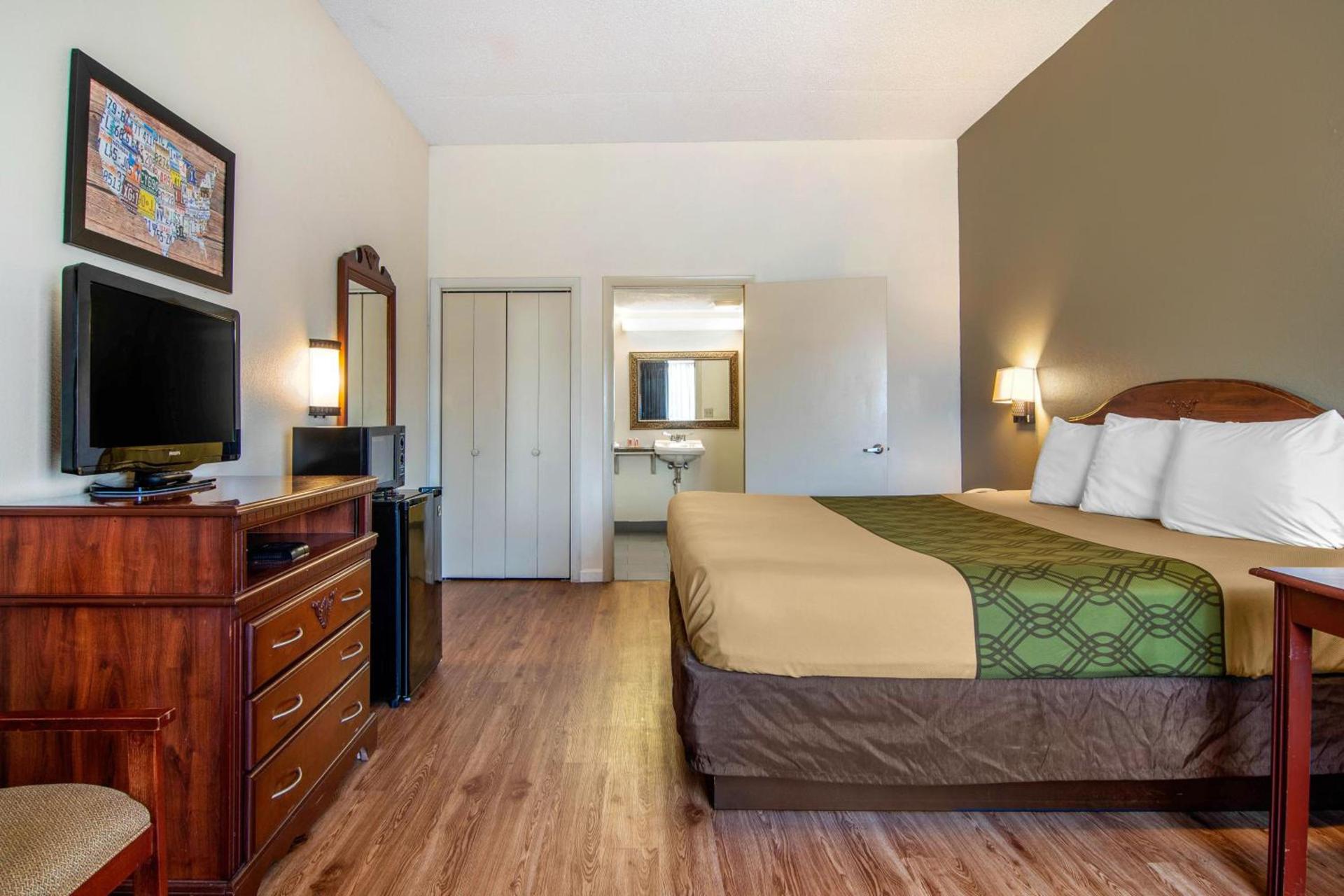Econo Lodge Inn & Suites photo 16