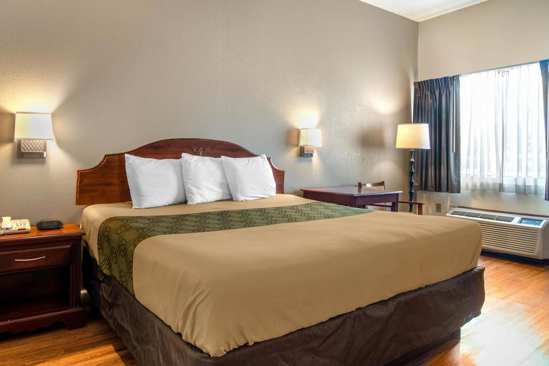 Econo Lodge Inn & Suites photo 17