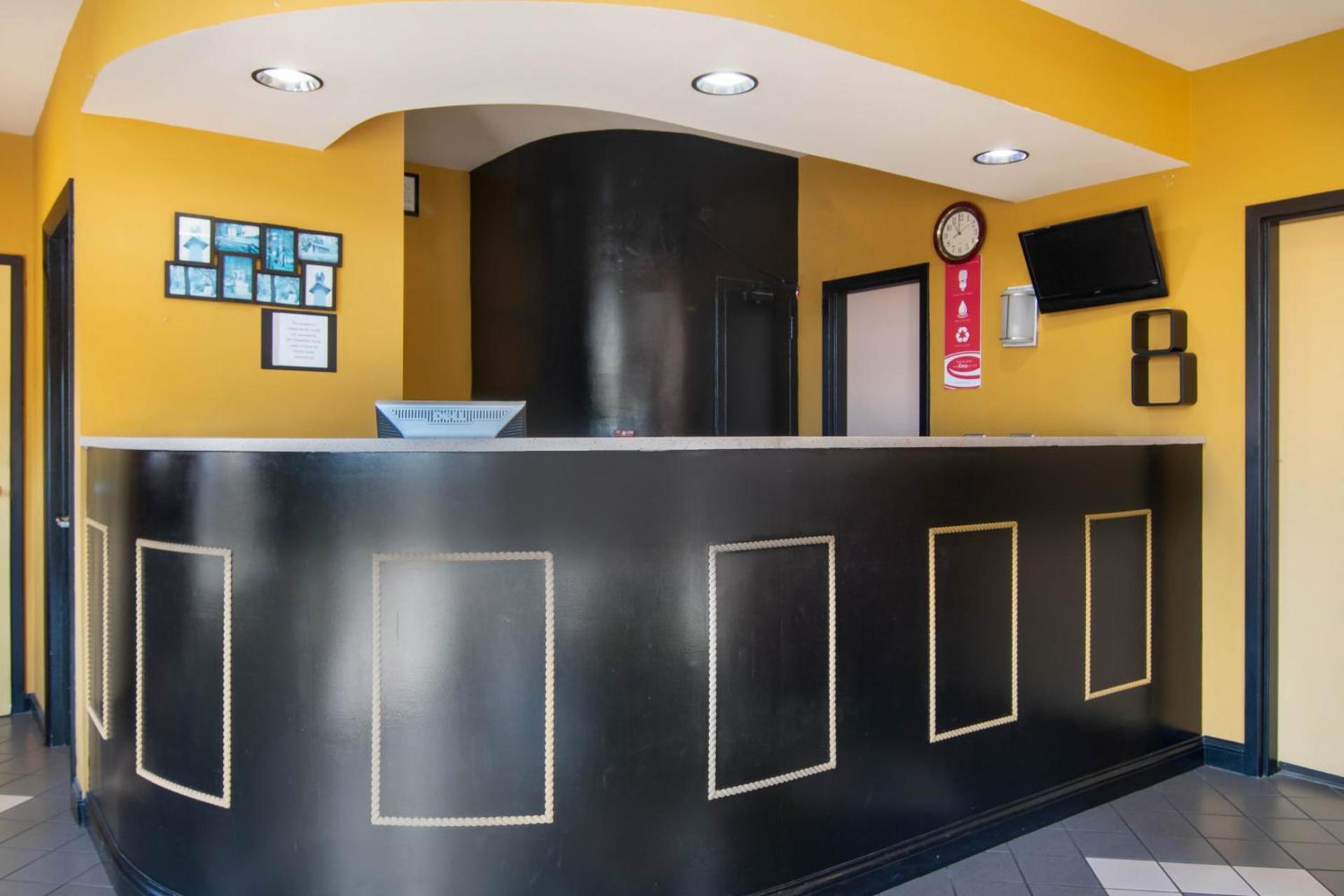 Econo Lodge Inn & Suites photo 4