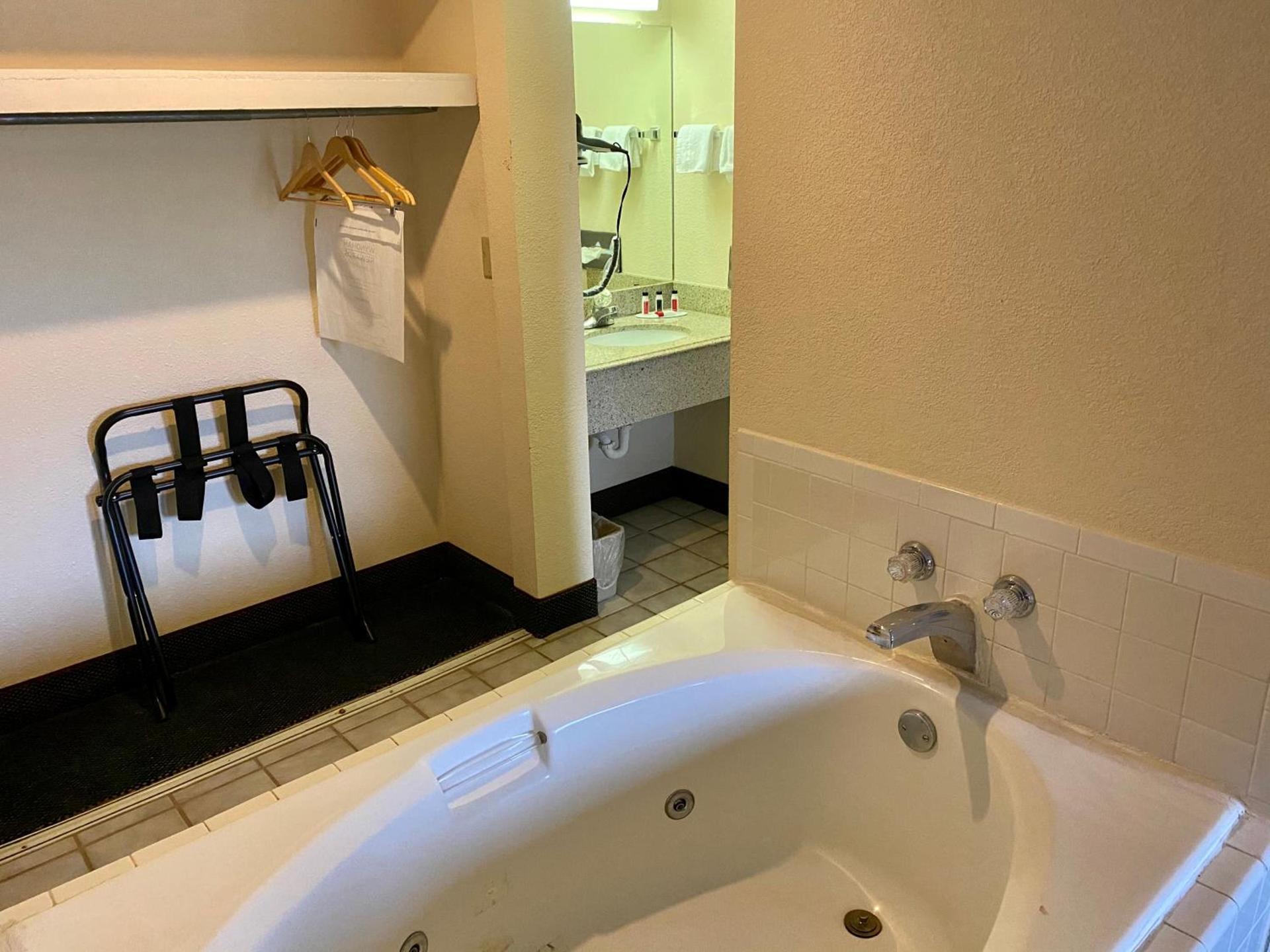 Days Inn by Wyndham Morehead photo 13
