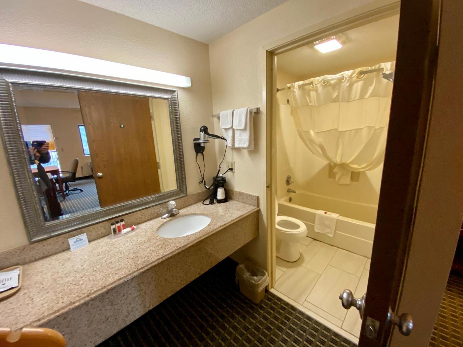 Days Inn by Wyndham Morehead photo 9