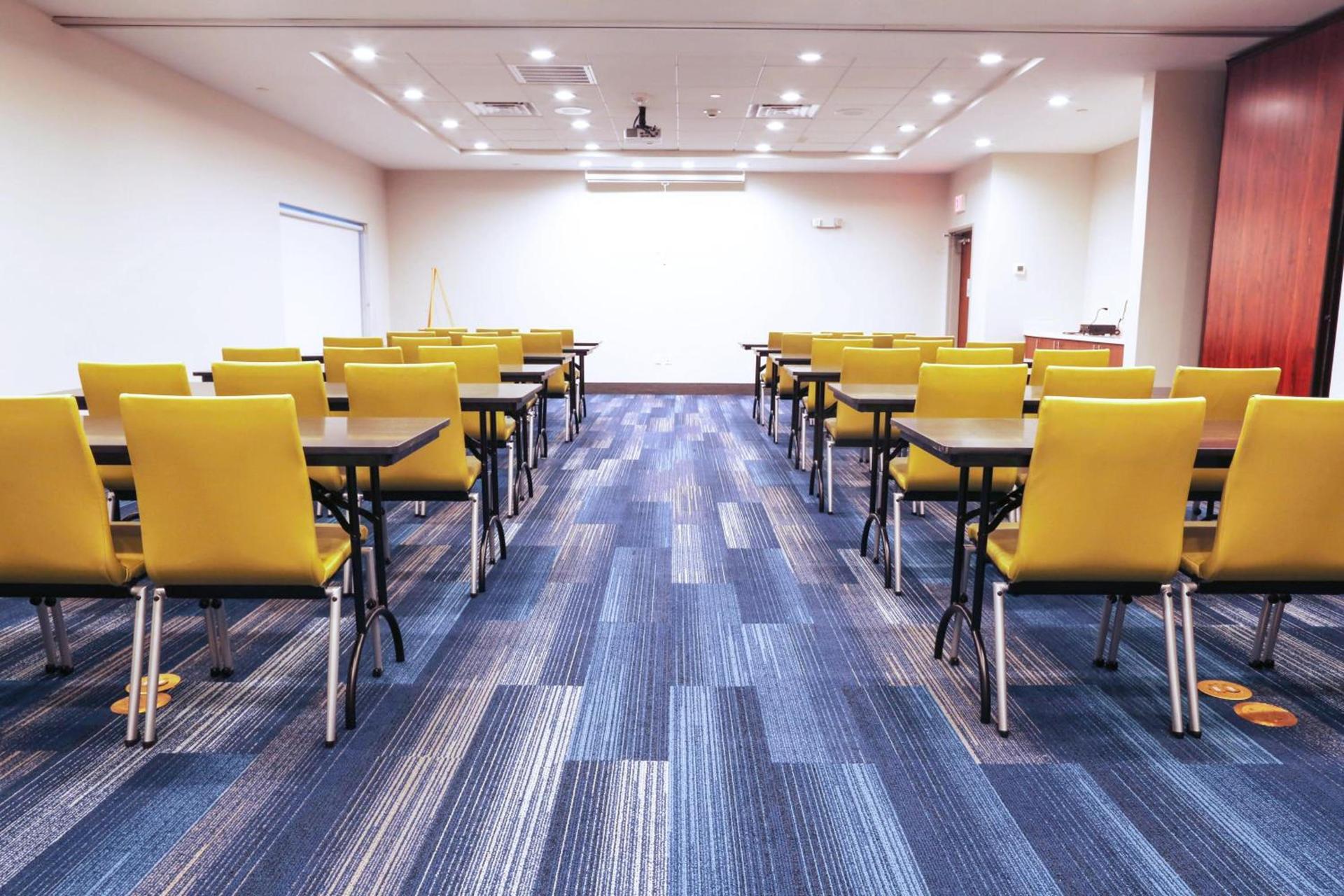 Holiday Inn Express & Suites - Houston IAH - Beltway 8 by IHG photo 41