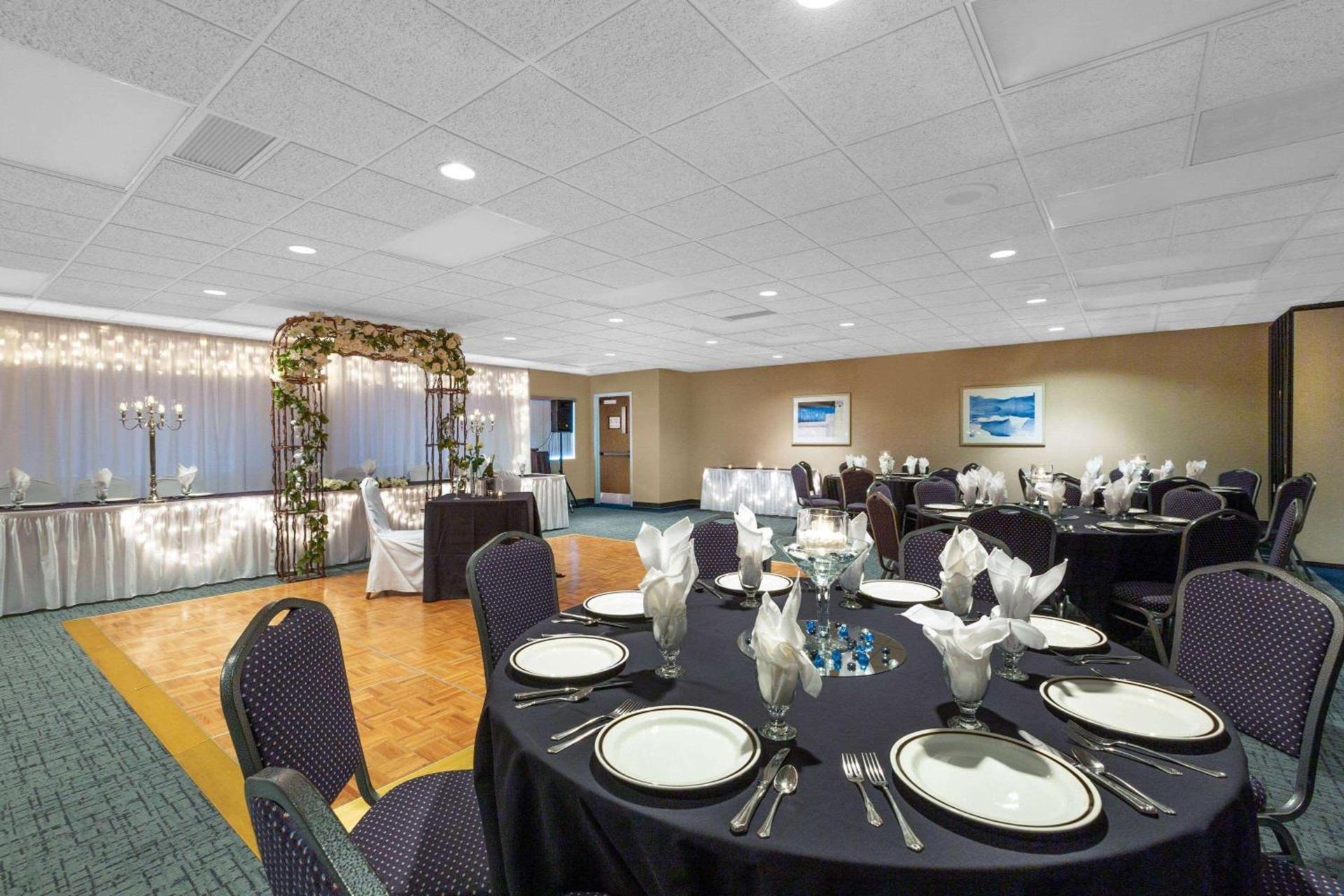 Baymont by Wyndham Des Moines Airport photo 43